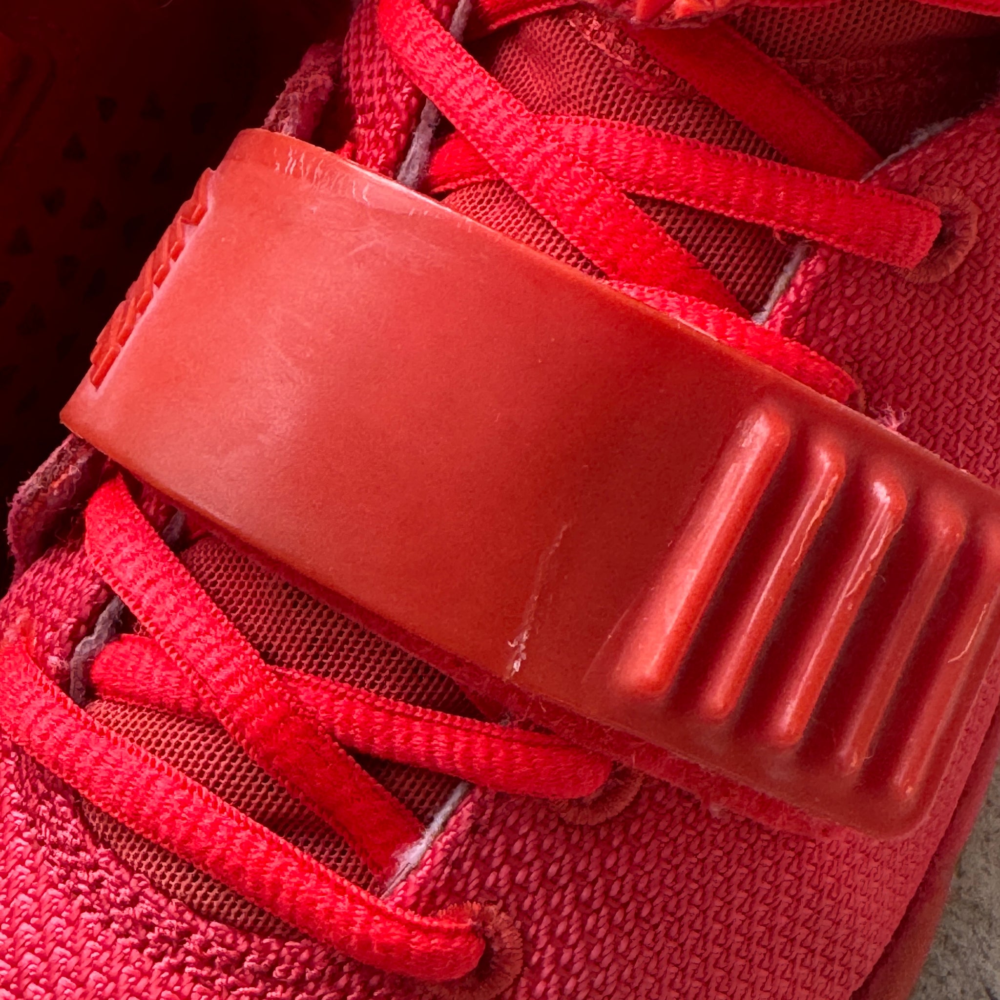 9.5 US - NIKE AIR YEEZY 2 RED OCTOBER W BOX 2014