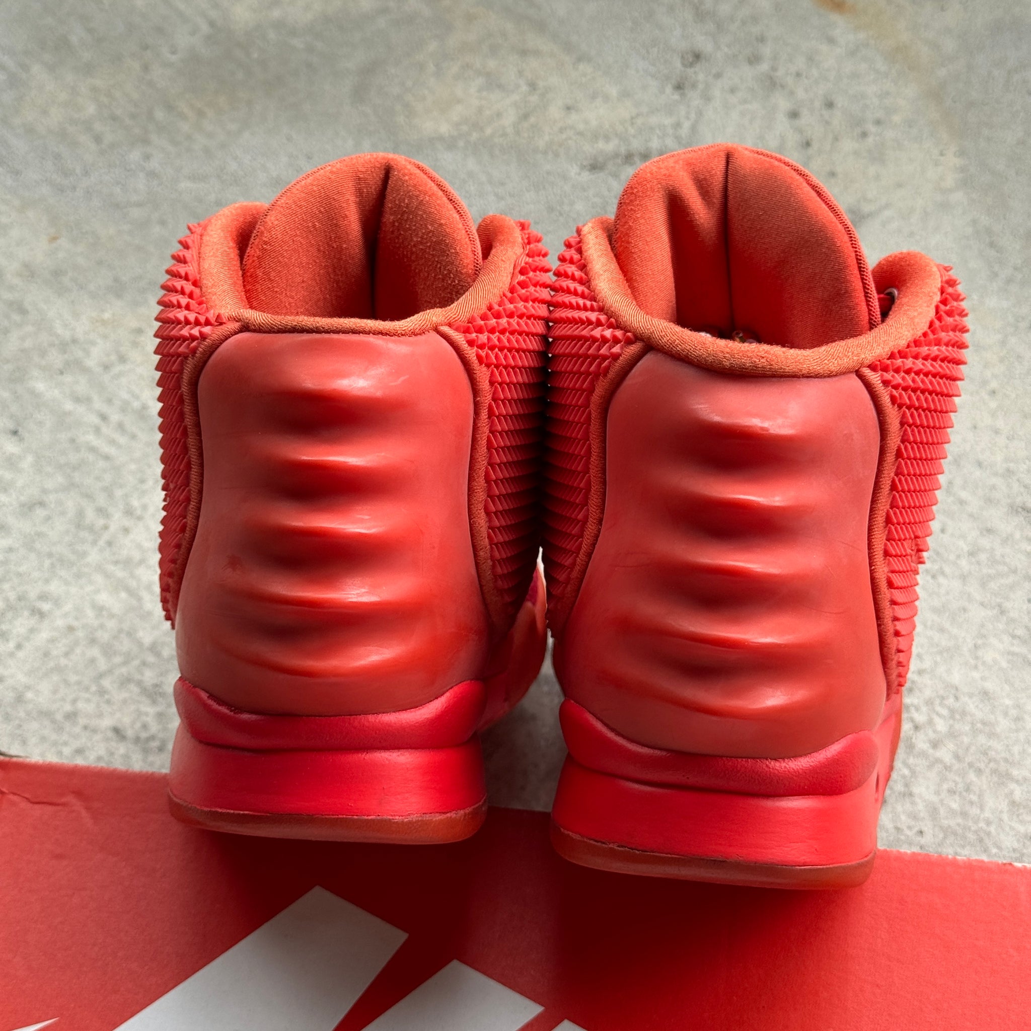 9.5 US - NIKE AIR YEEZY 2 RED OCTOBER W BOX 2014