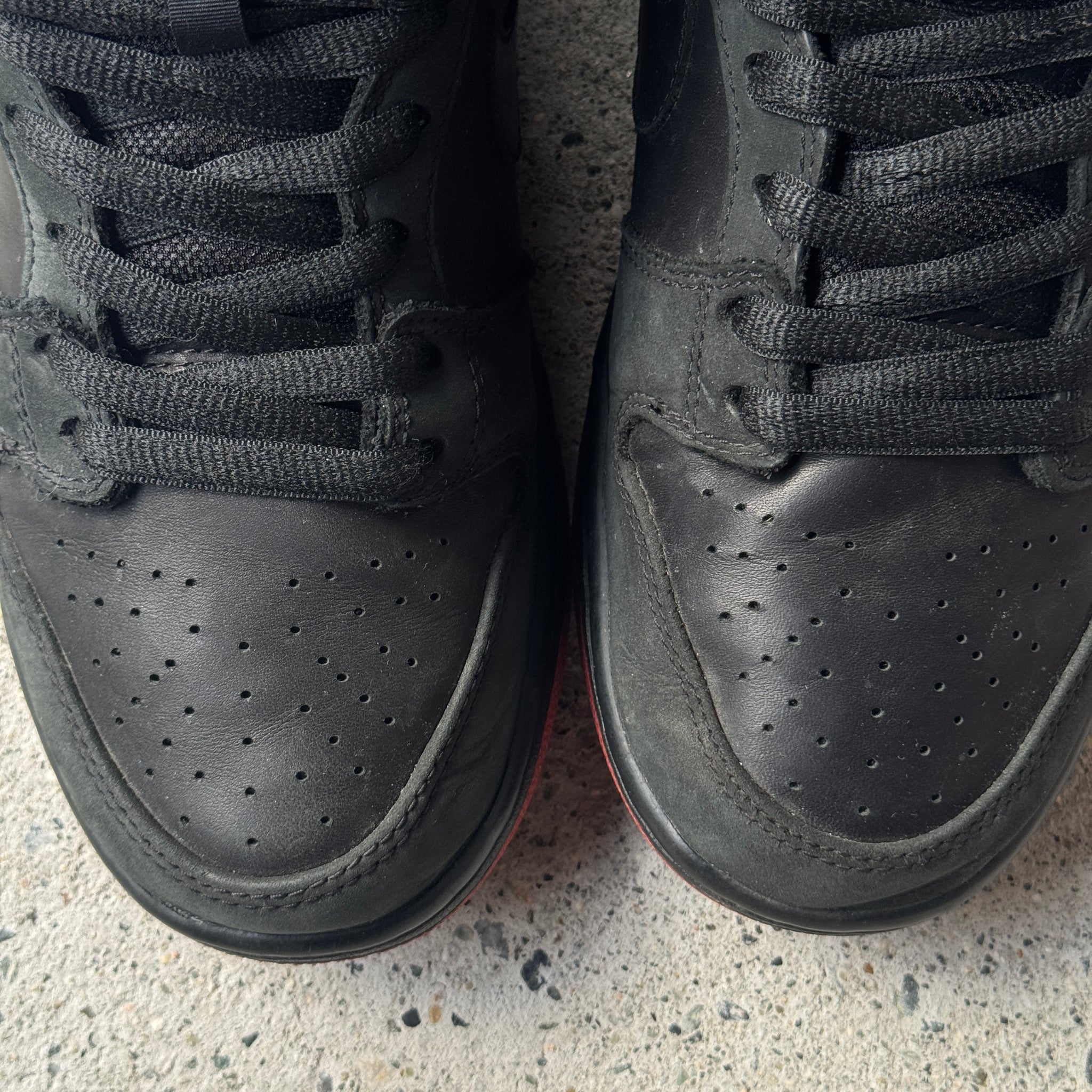 9.5 US - NIKE SB DUNK LOW STAPLE BLACK PIGEON W BOX 2017