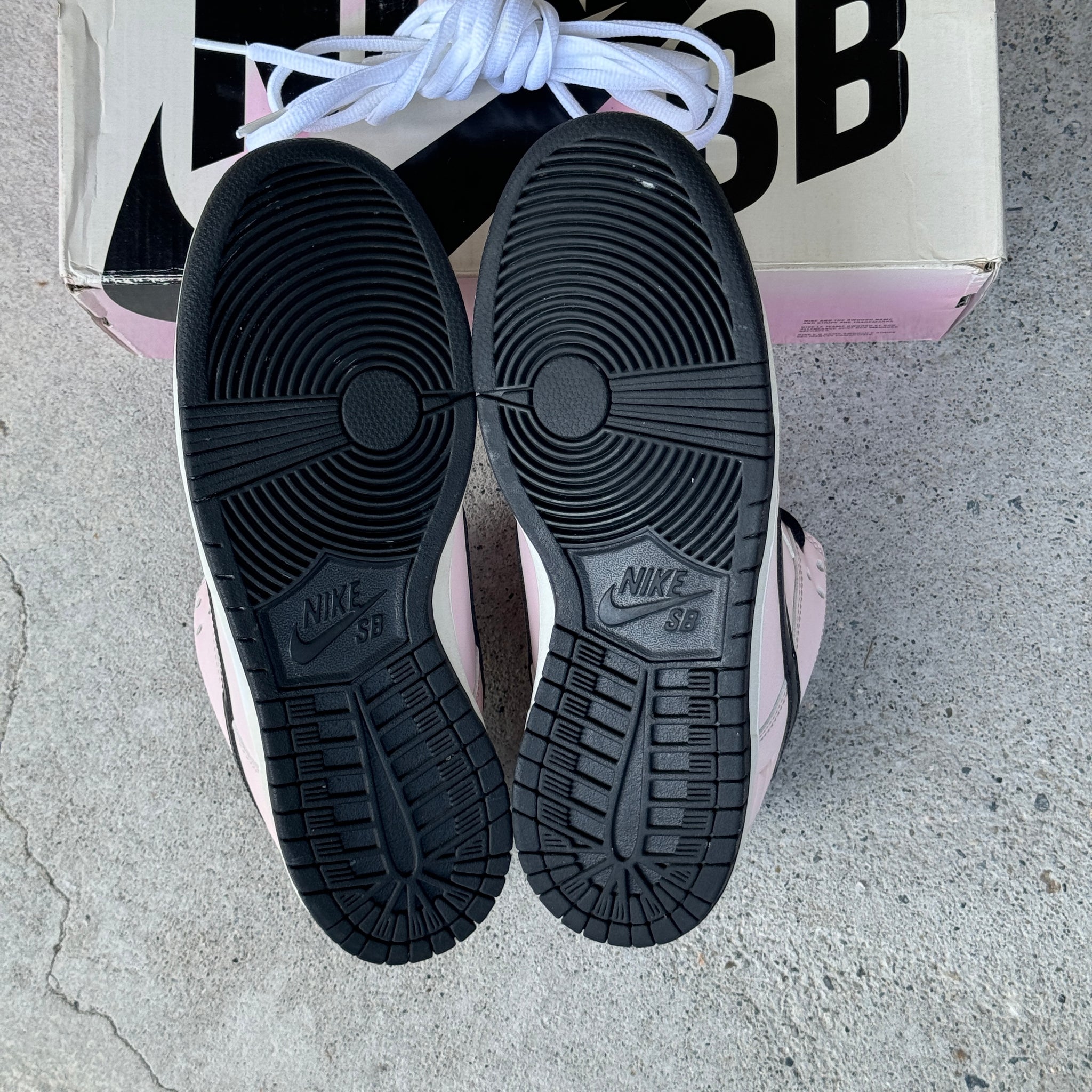 9.5 US - NIKE SB DUNK LOW PINK BOX W BOX 2016