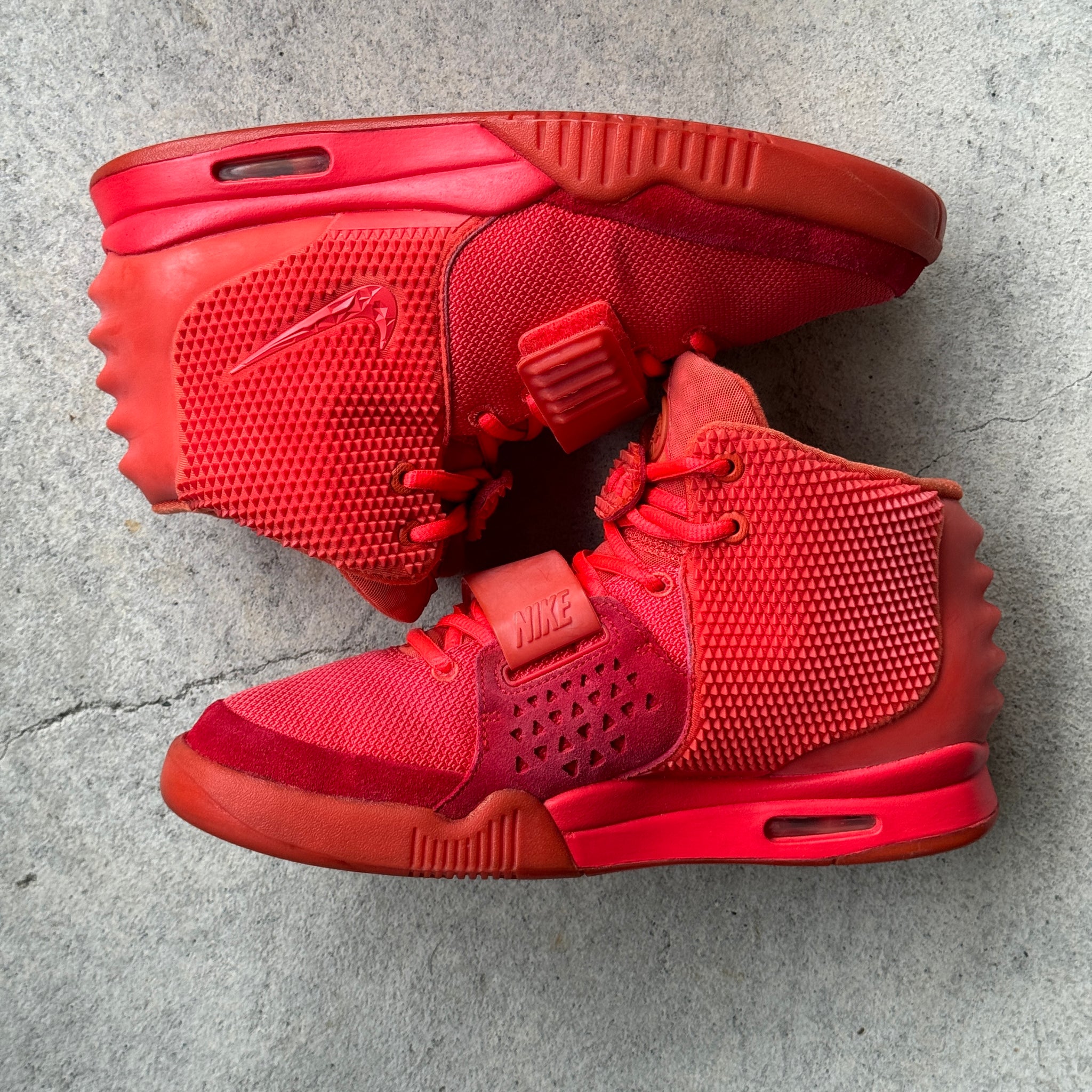 9.5 US - NIKE AIR YEEZY 2 RED OCTOBER W BOX 2014