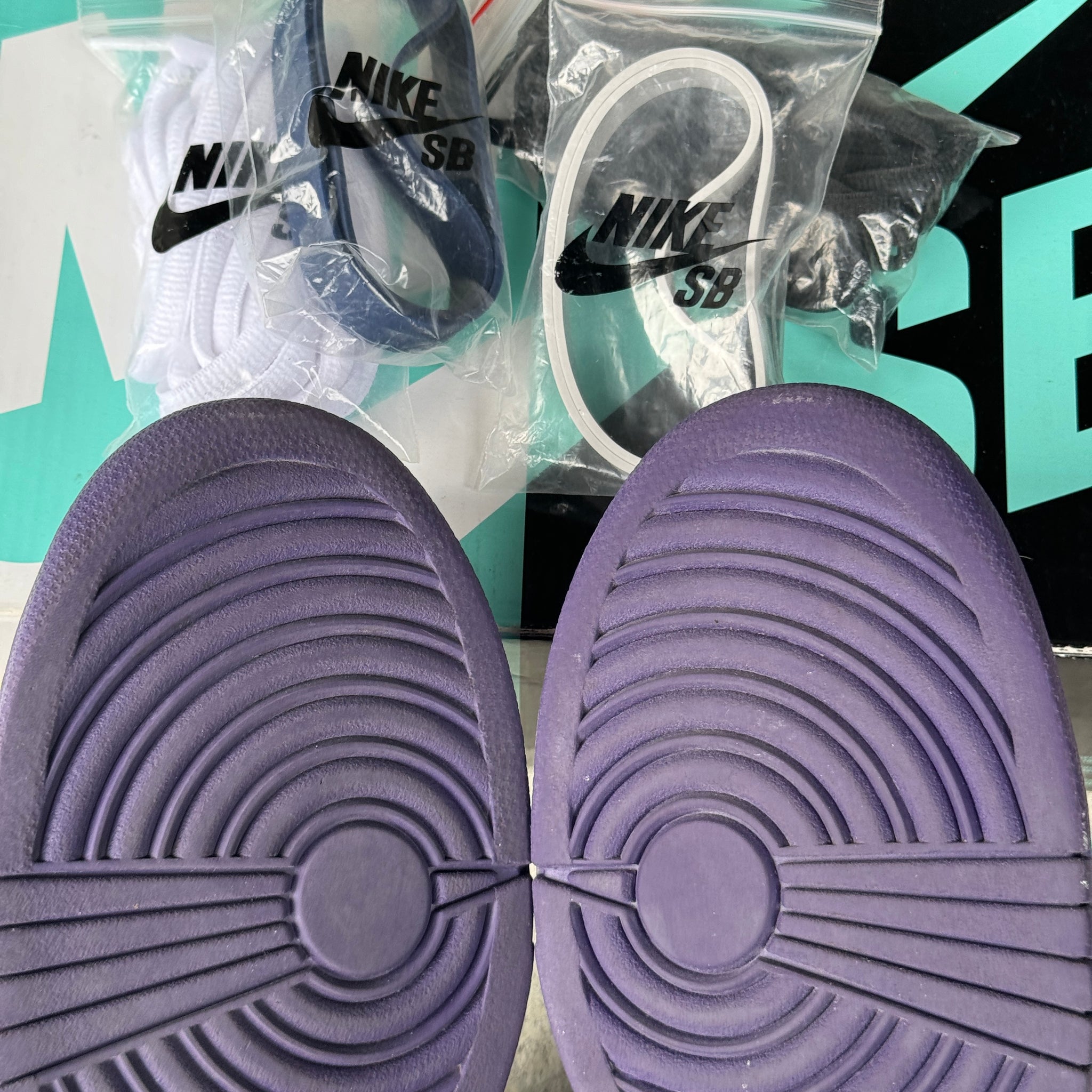 13 US - NIKE SB DUNK LOW PURPLE LOBSTER W BOX 2018