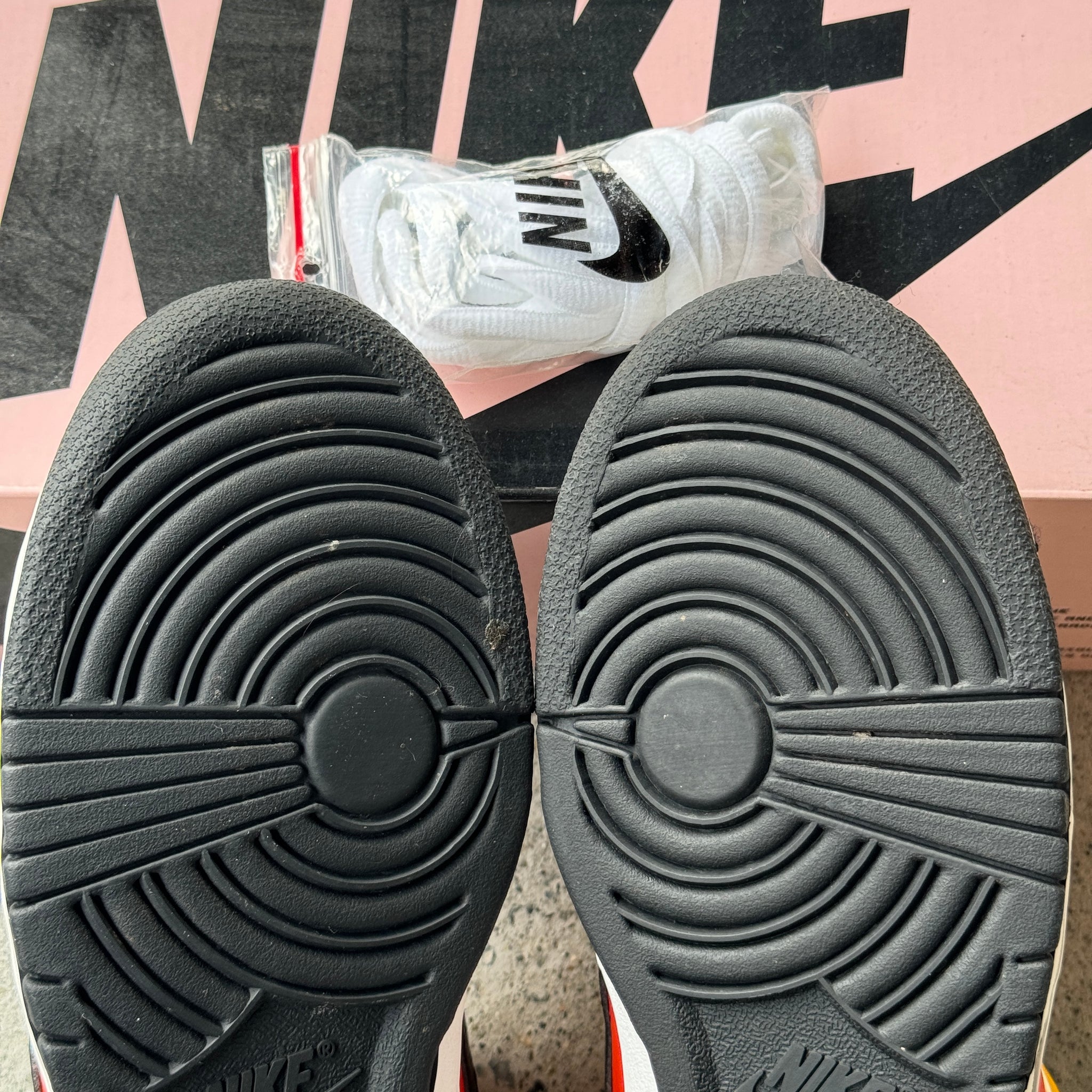 8.5 US - NIKE SB DUNK LOW WHITE RAYGUN W BOX 2005
