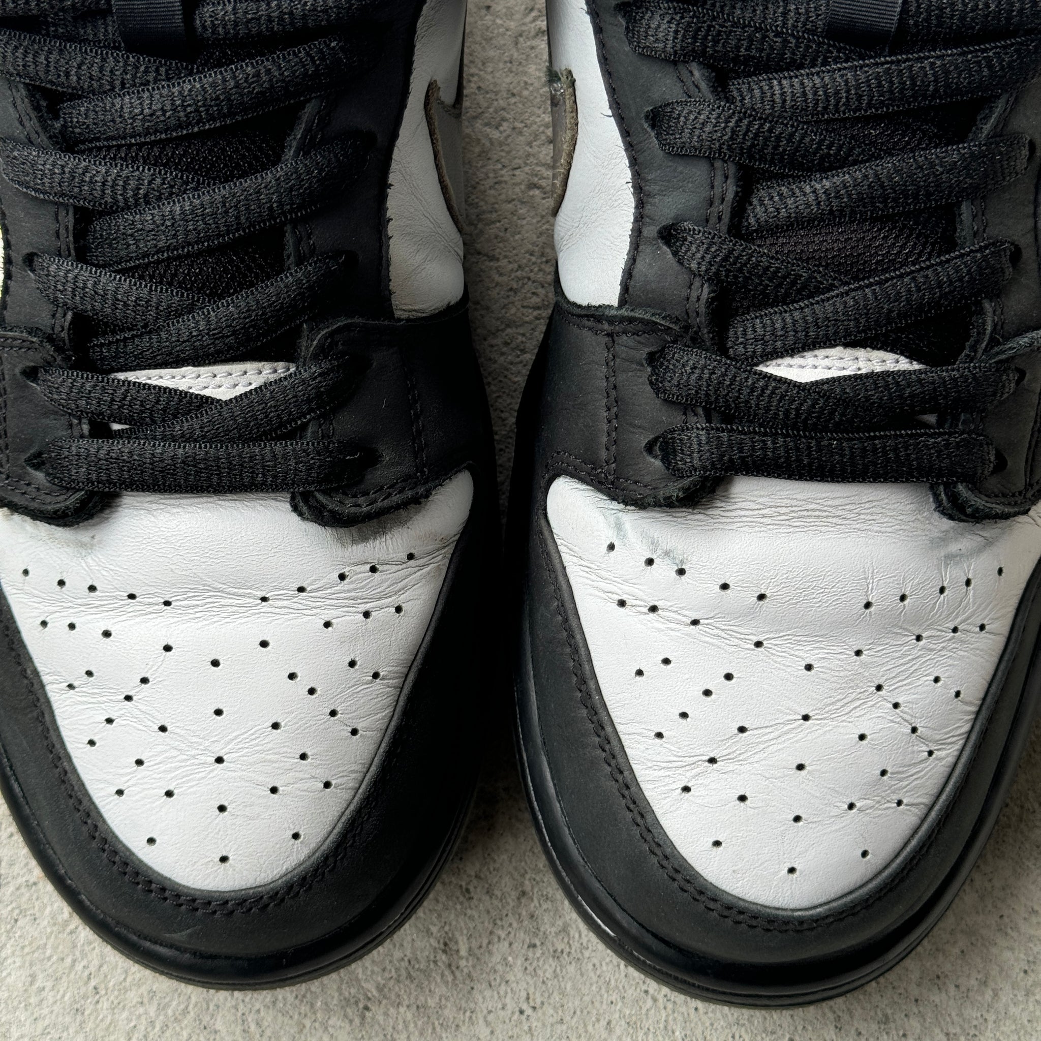 11.5 US - NIKE SB DUNK LOW STAPLE PANDA PIGEON W BOX 2019