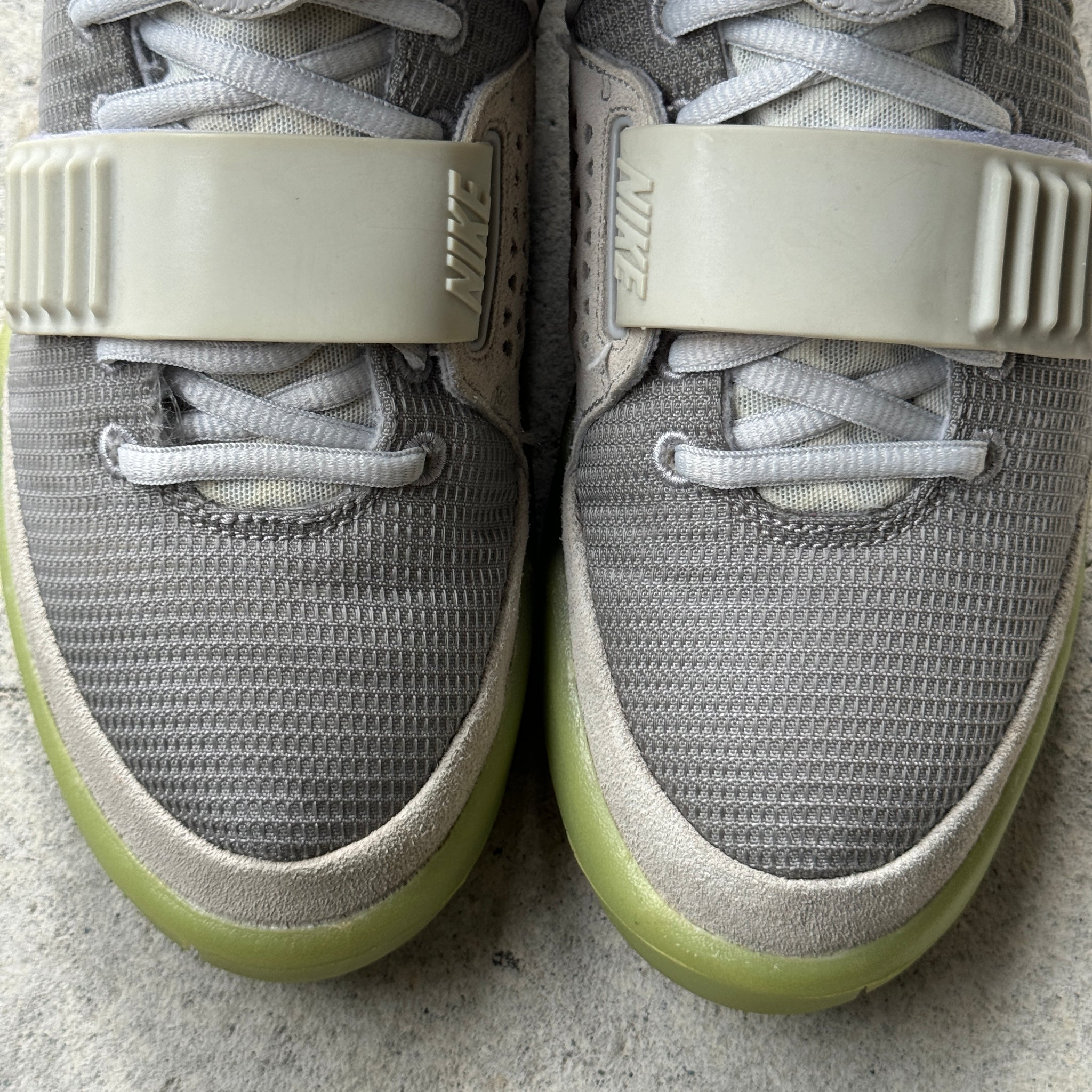 8.5 US - NIKE AIR YEEZY 2 PLATNIUM W BOX 2014