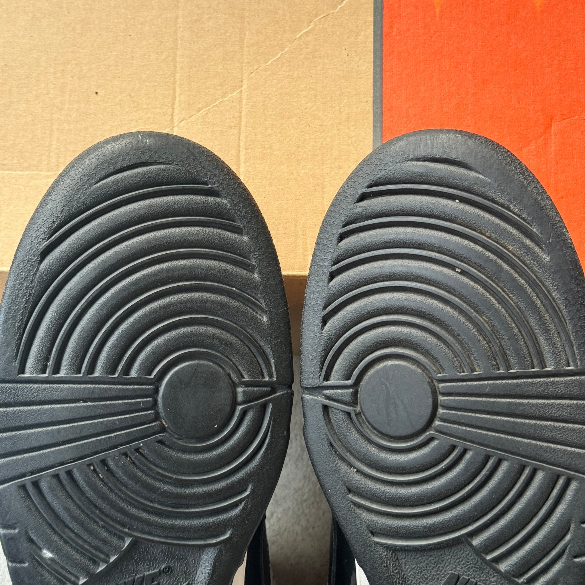 10 US - NIKE SB DUNK LOW SUPREME BLACK CEMENT W BOX 2002