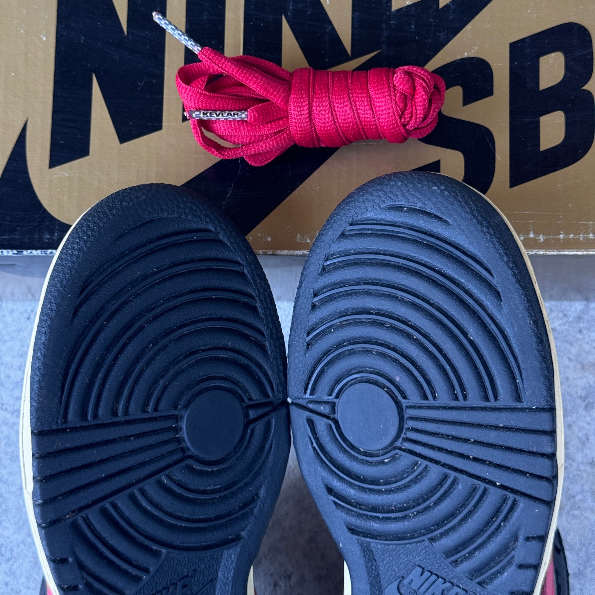 7.5 US - NIKE SB DUNK LOW BLACK ATOM RED W BOX 2008