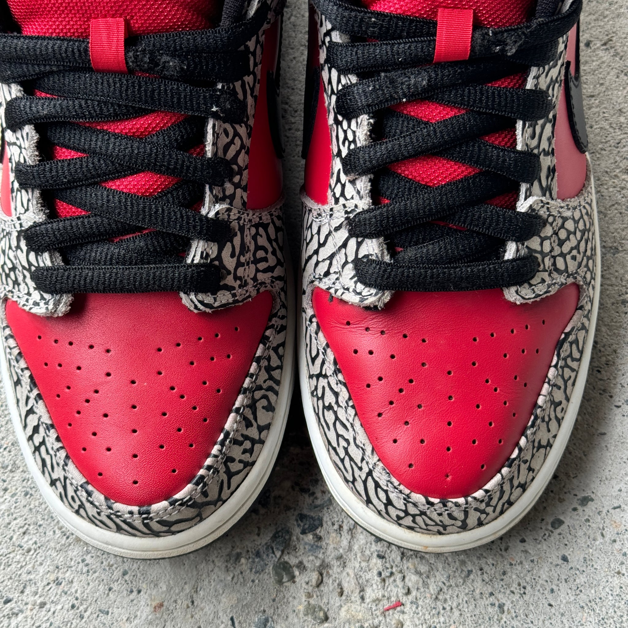 8.5 US - NIKE SB DUNK LOW SUPREME RED CEMENT W BOX 2012