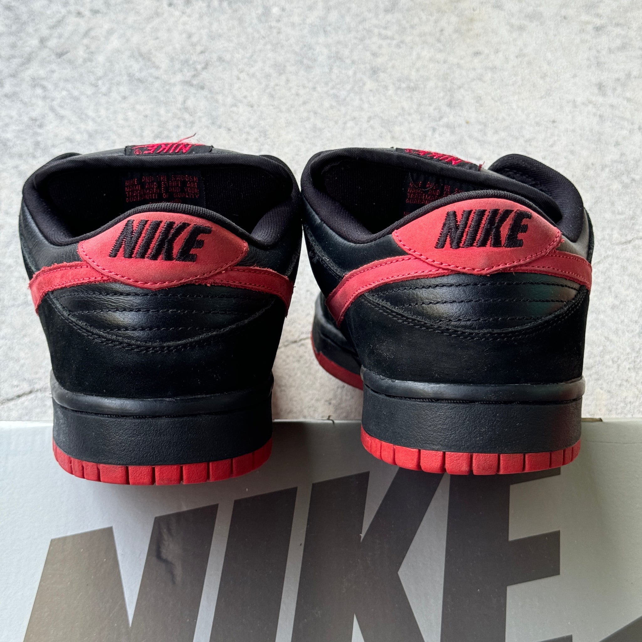 9.5 US - NIKE SB DUNK LOW BLACK VAMPS W BOX 2004