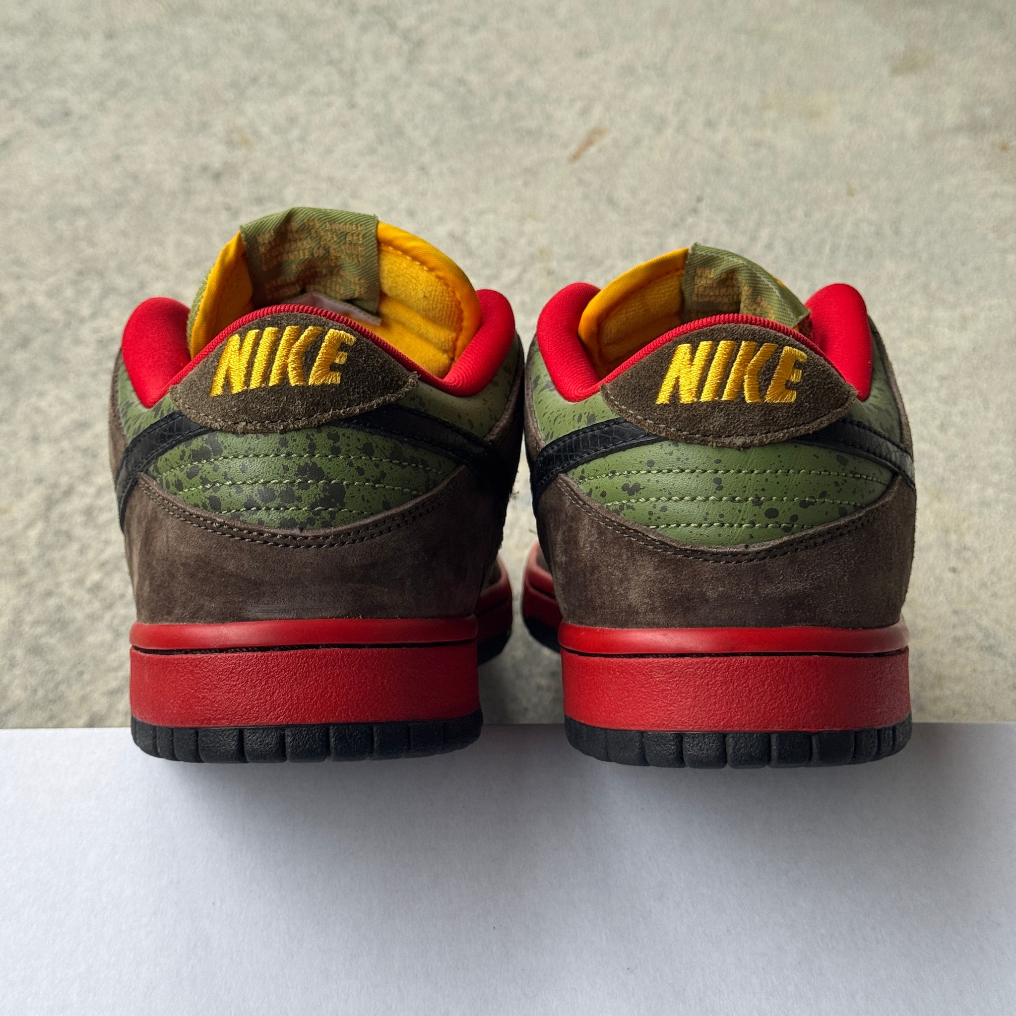 9.5 US - NIKE SB DUNK LOW ASPARAGUS 2009