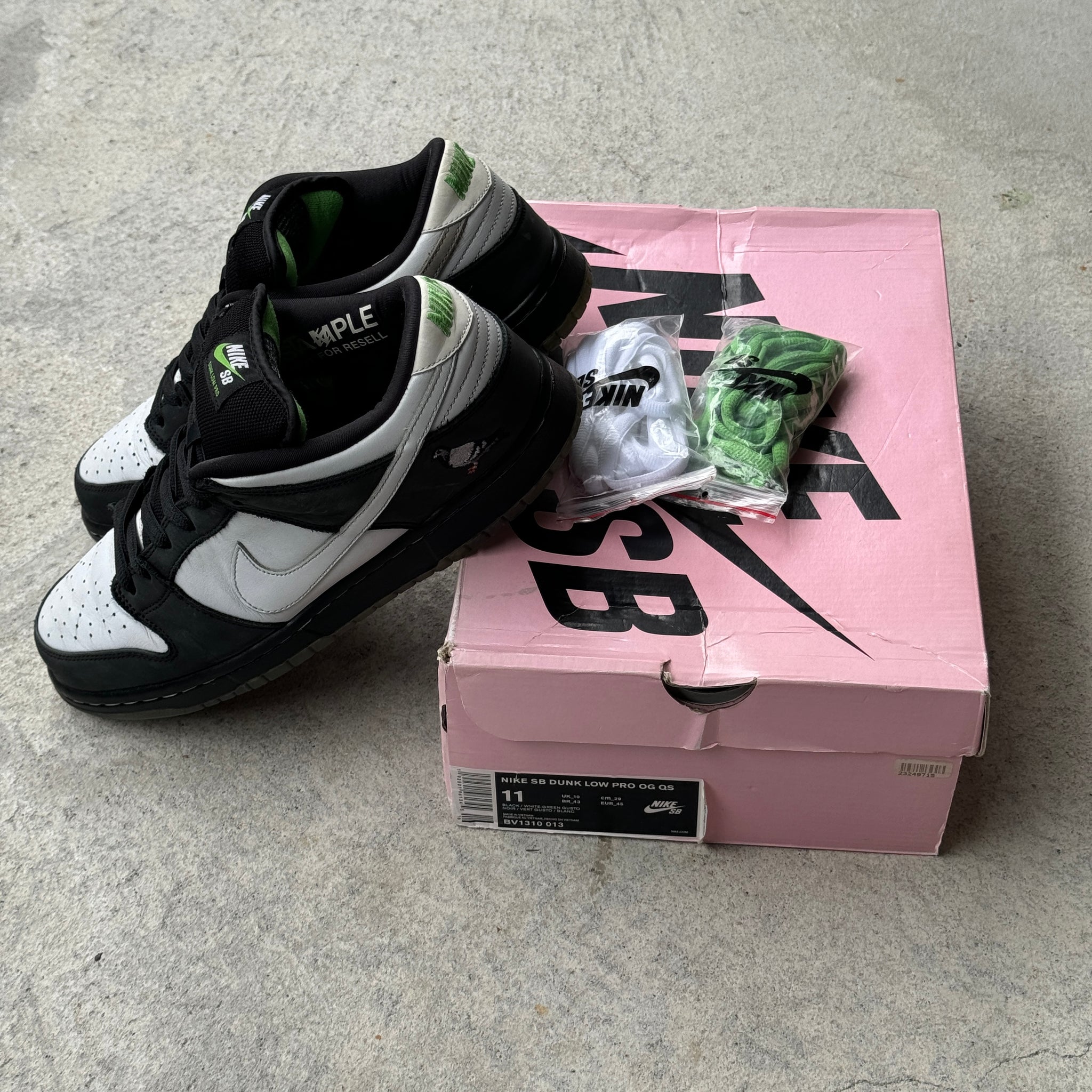11.5 US - NIKE SB DUNK LOW STAPLE PANDA PIGEON W BOX 2019