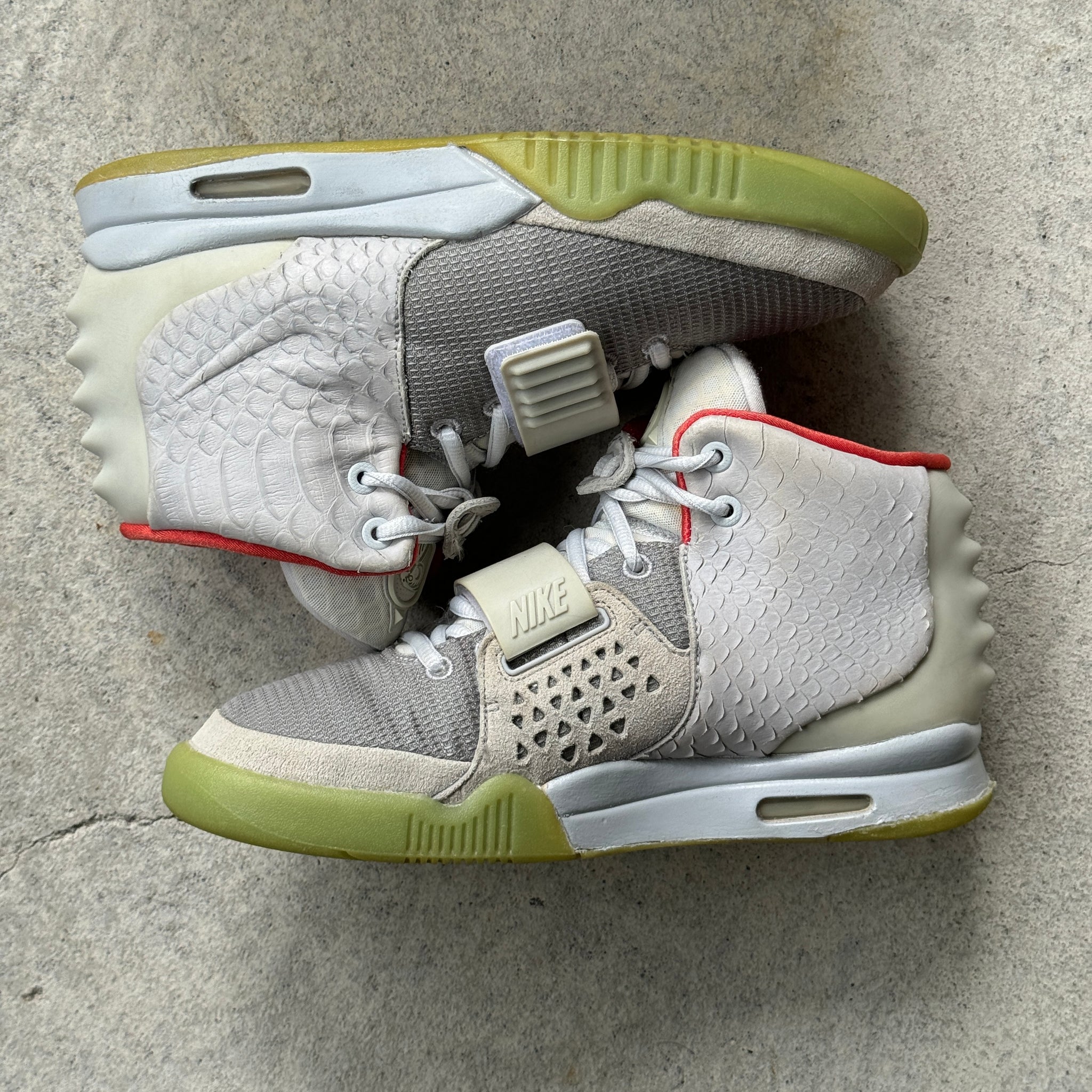 8.5 US - NIKE AIR YEEZY 2 PLATNIUM W BOX 2014