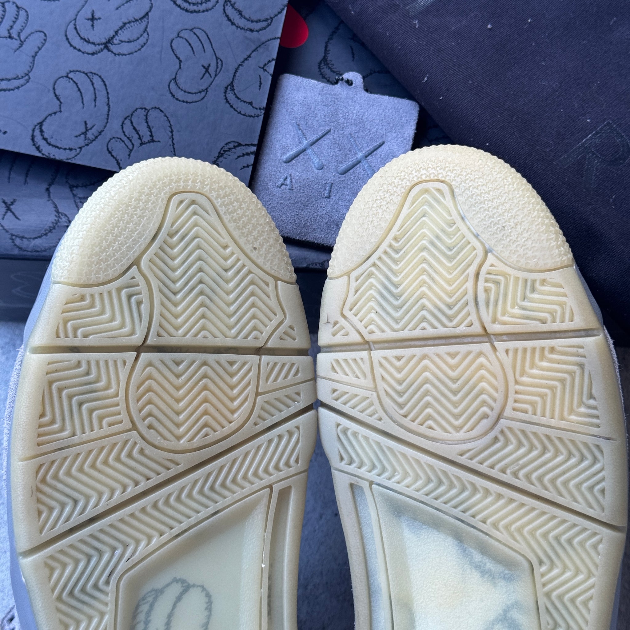 11 US - JORDAN 4 KAWS GREY W BOX 2017