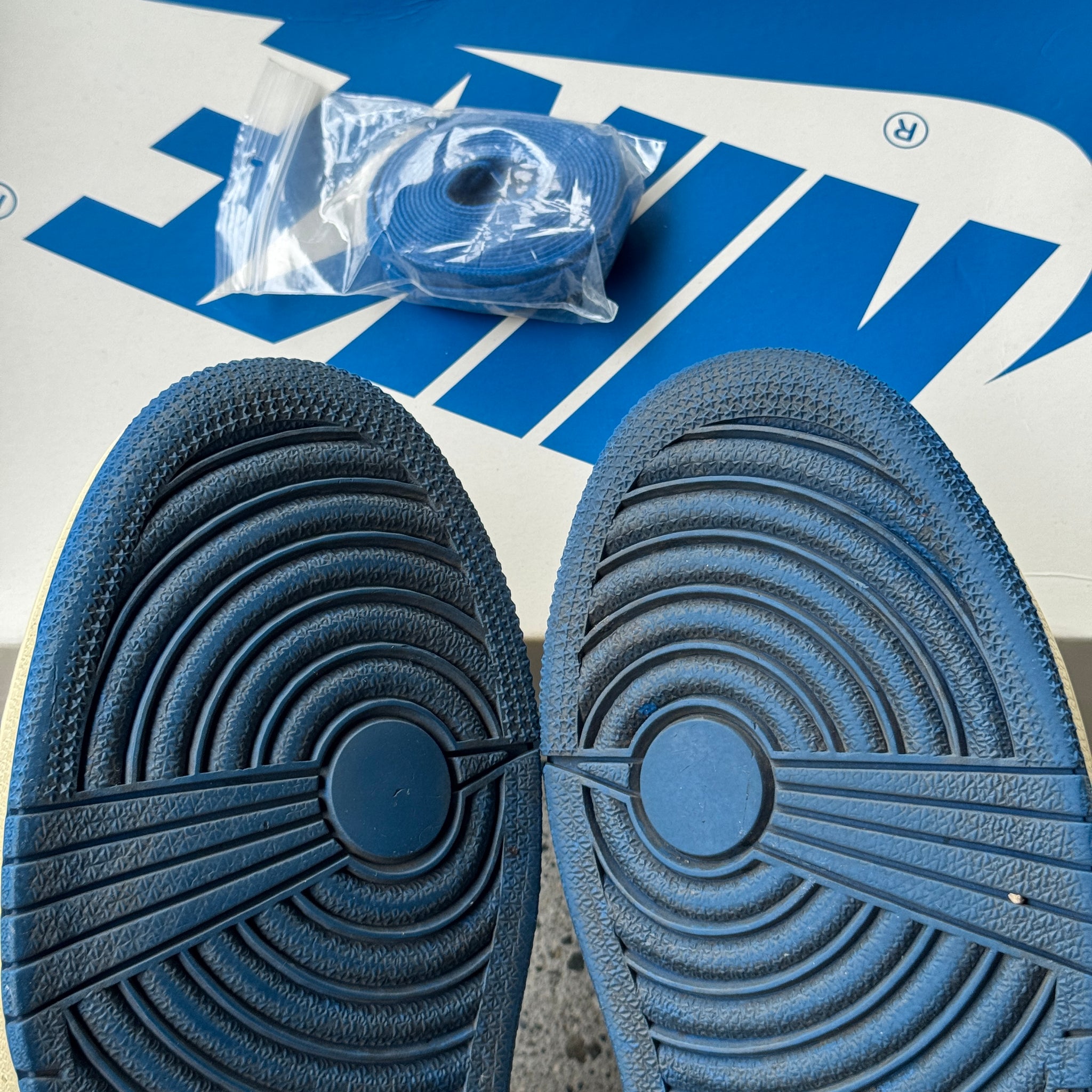 8 US - JORDAN 1 LOW TRAVIS SCOTT FRAGMENT W BOX 2021