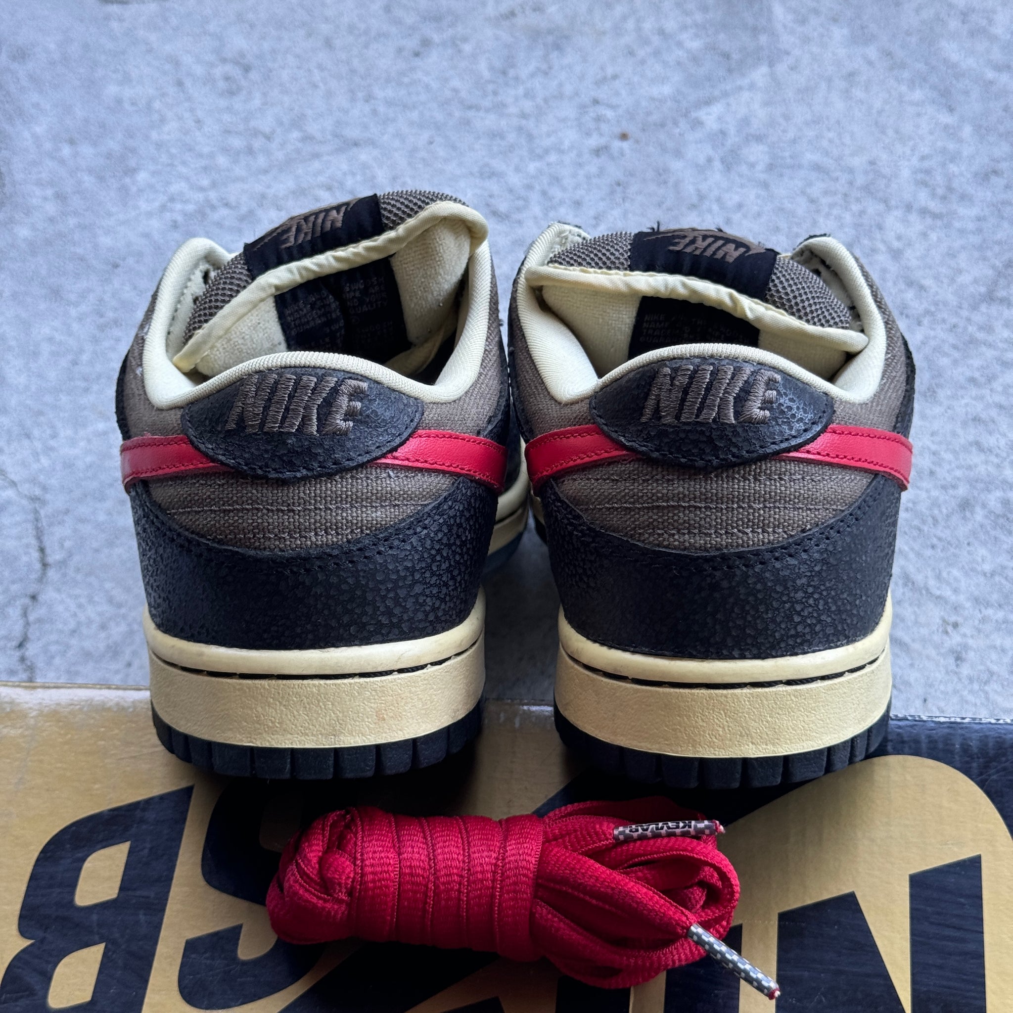 7.5 US - NIKE SB DUNK LOW BLACK ATOM RED W BOX 2008