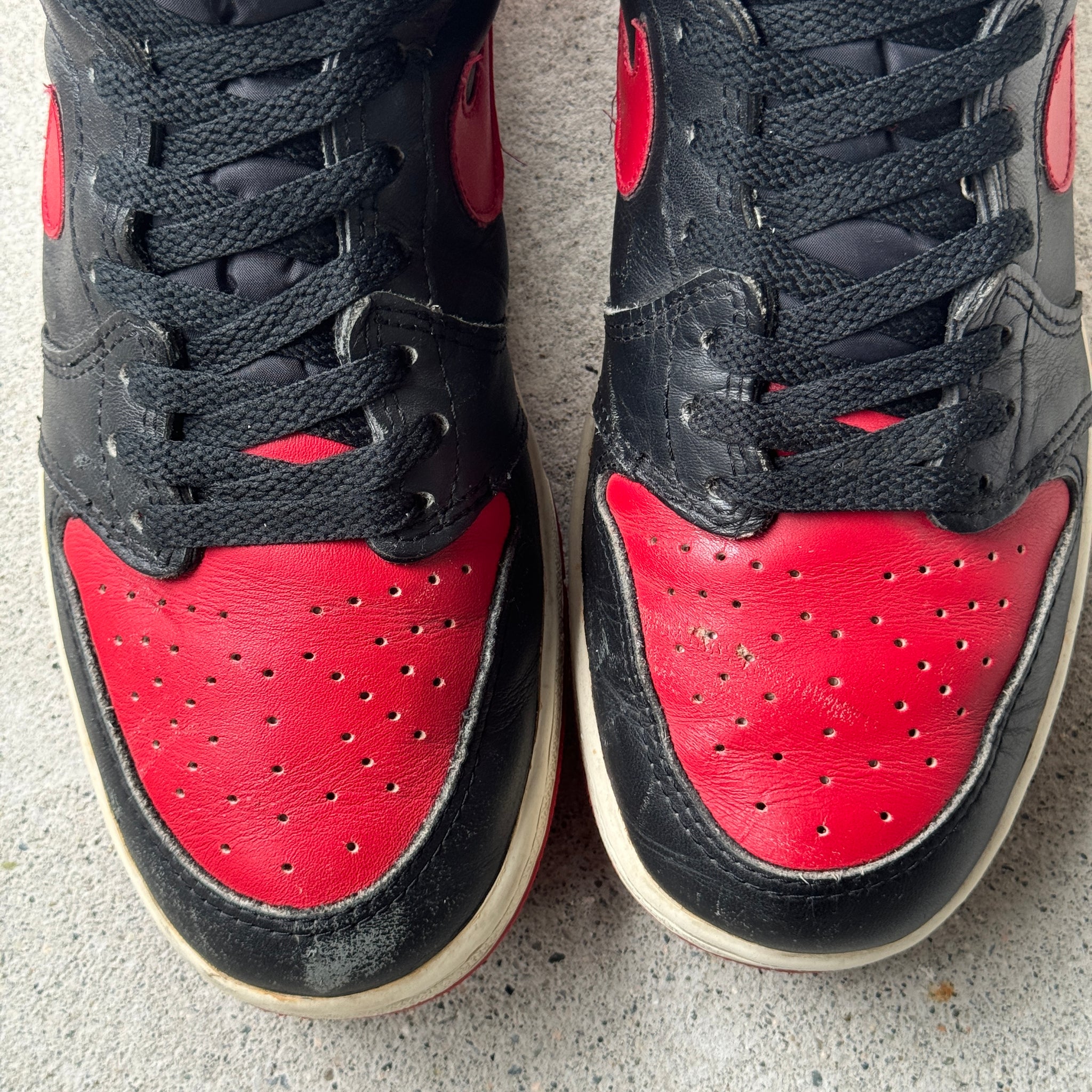 9.5 US - JORDAN 1  BLACK/RED 1985