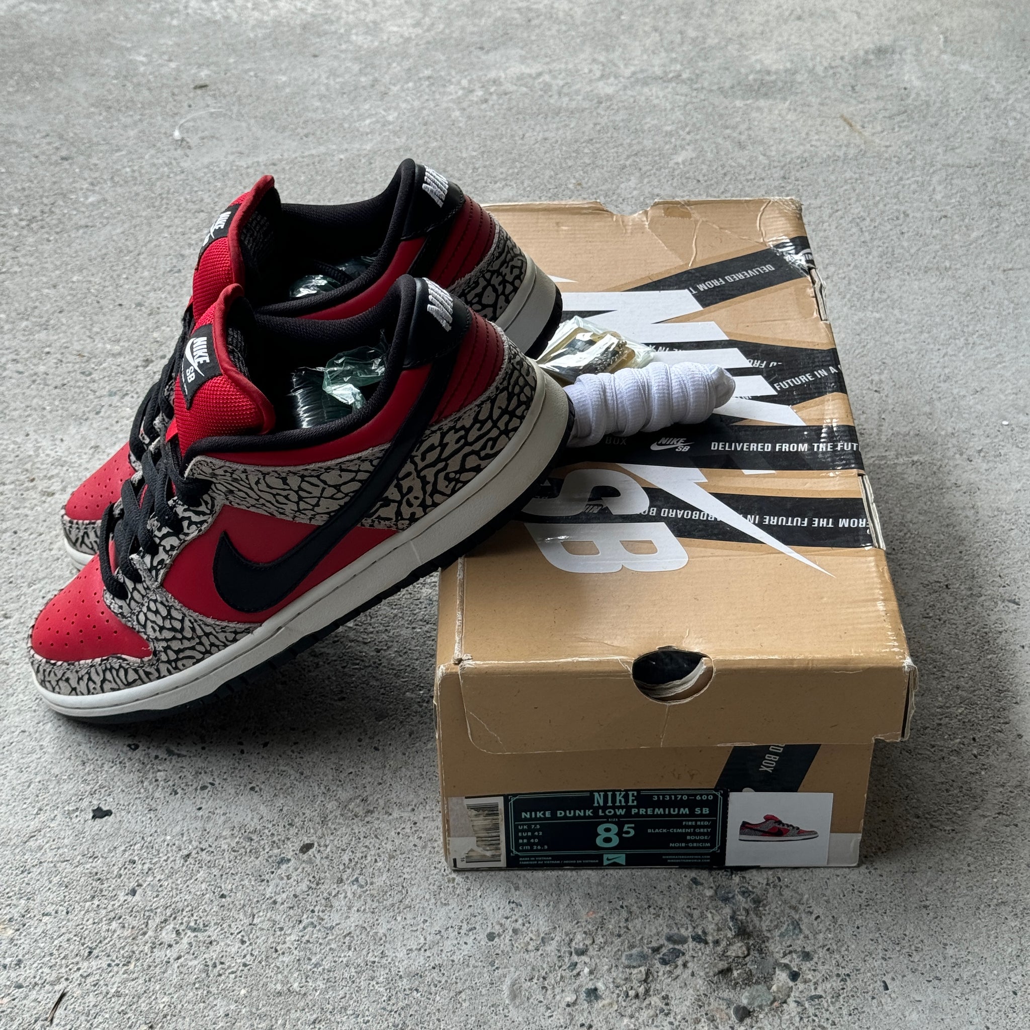 8.5 US - NIKE SB DUNK LOW SUPREME RED CEMENT W BOX 2012