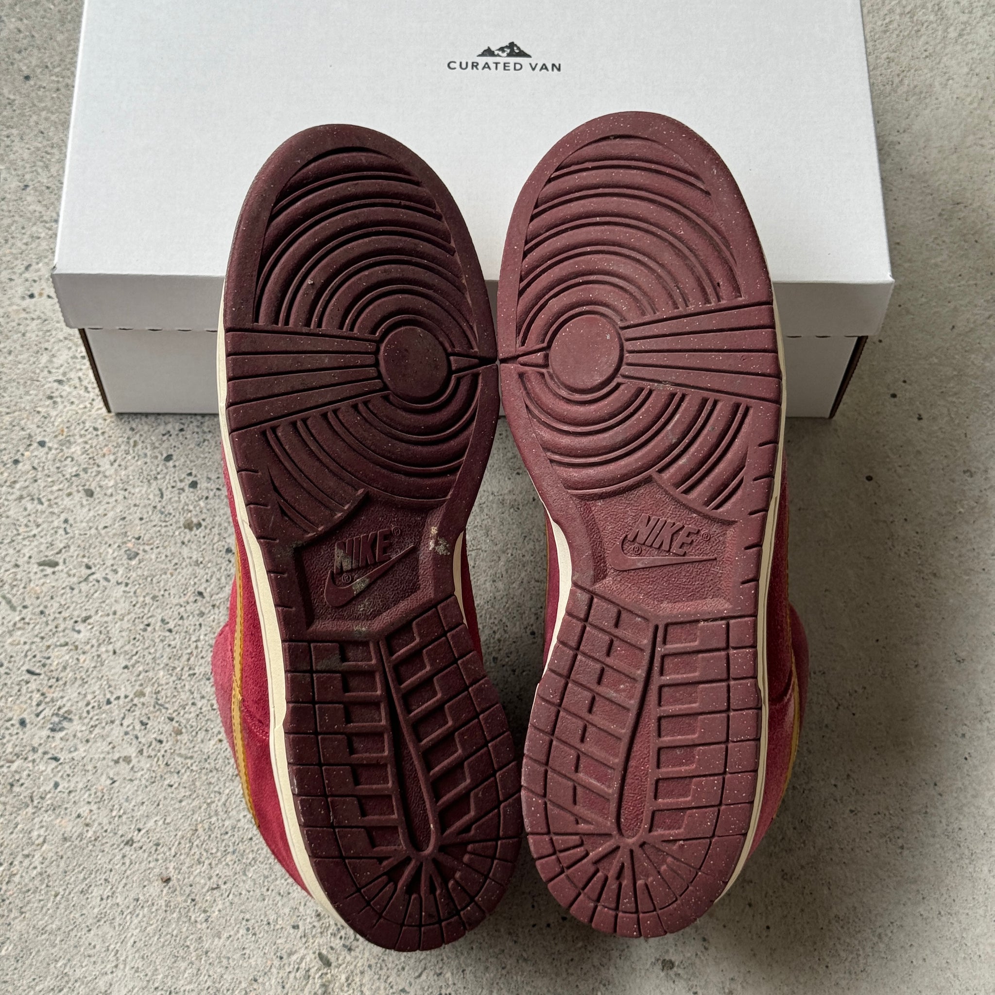 13 US - NIKE SB DUNK LOW ANCHORMAN 2009