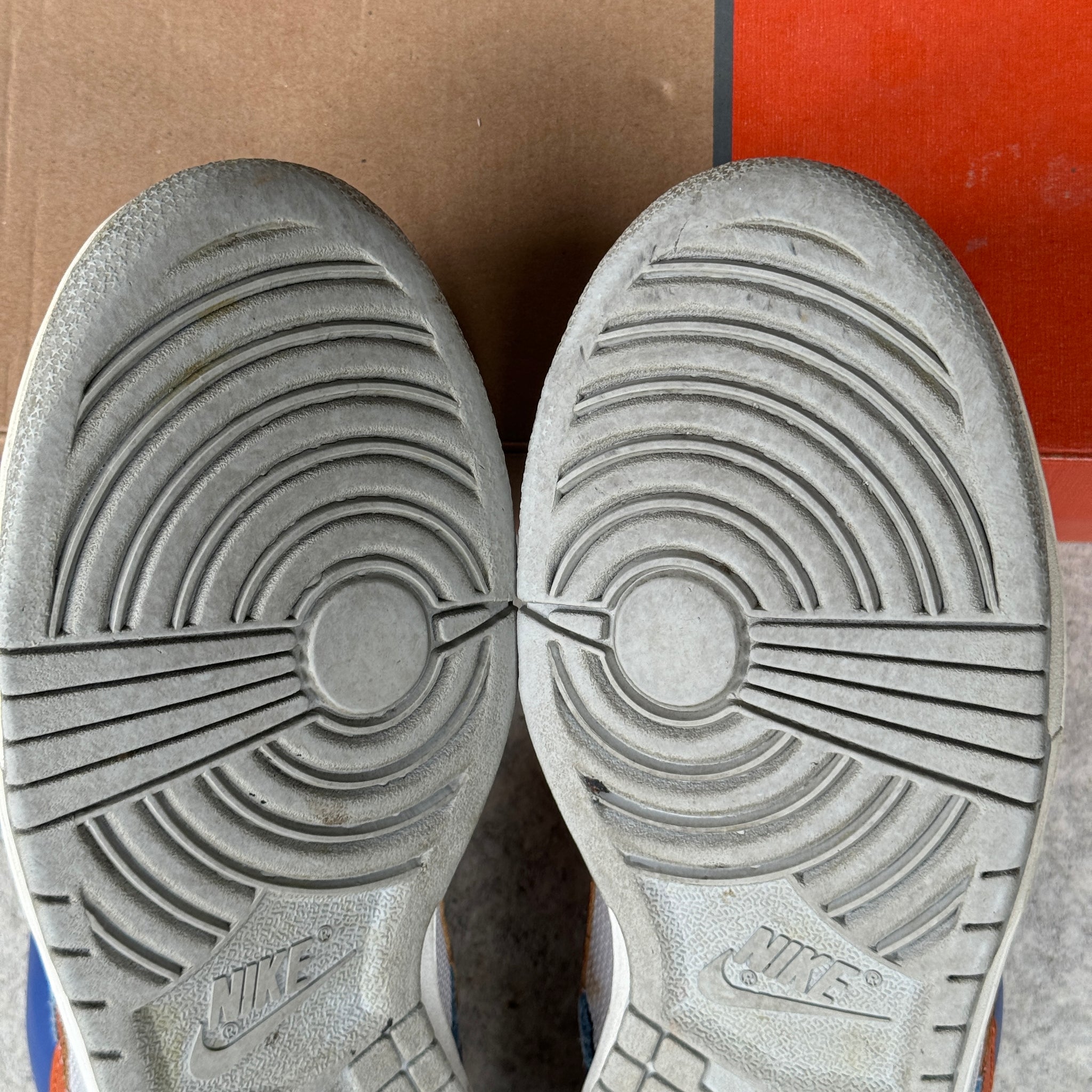 8.5 US - NIKE DUNK LOW "KNICKS" W BOX 2003