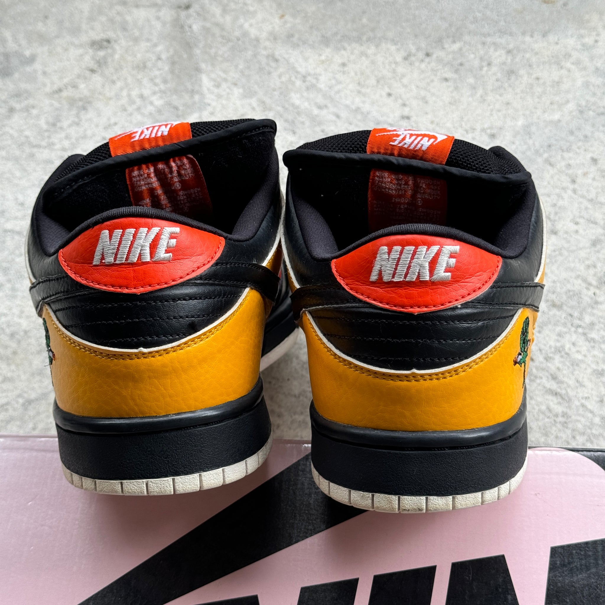 13 US - NIKE SB DUNK LOW BLACK RAYGUN W BOX 2005