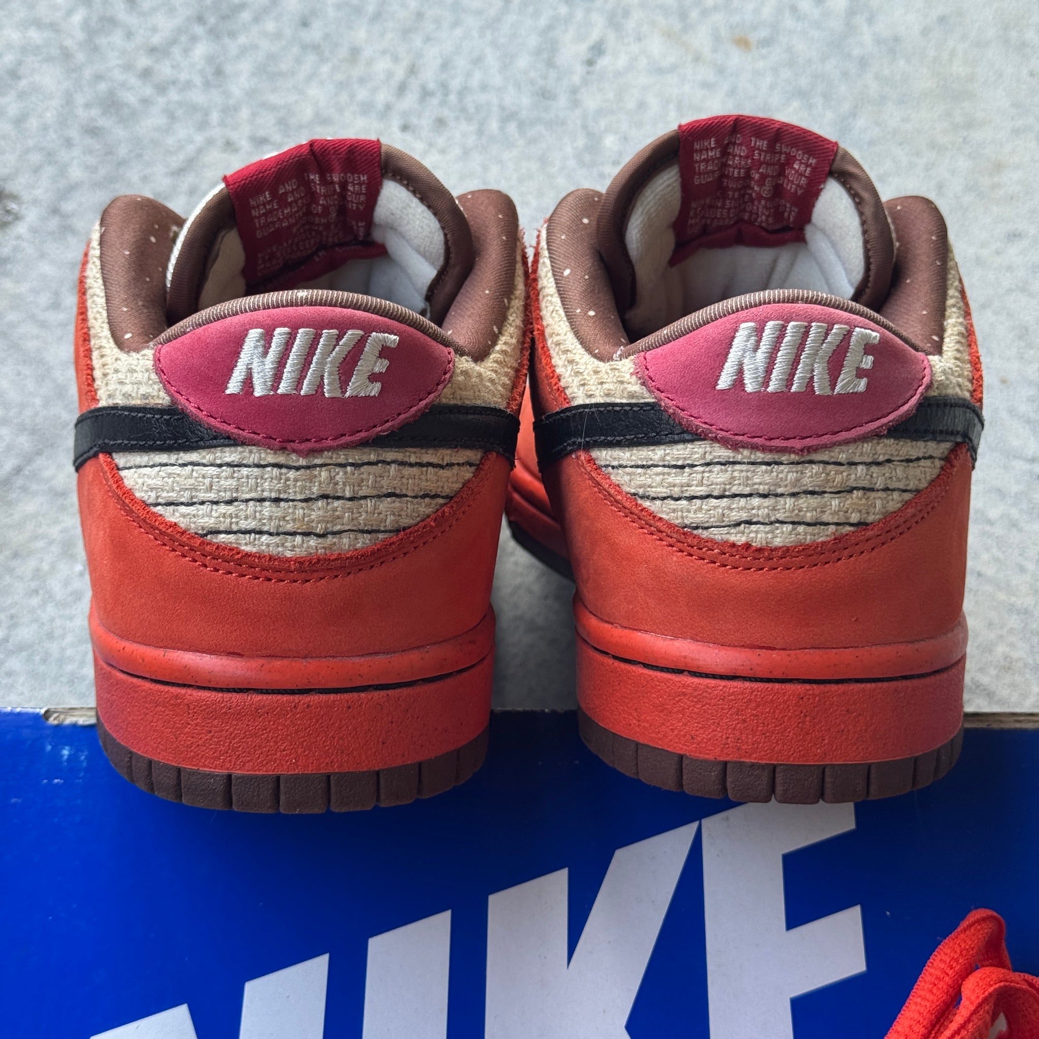 7 US - NIKE SB DUNK LOW UN-HEMP TOP RAMEN W BOX 2009