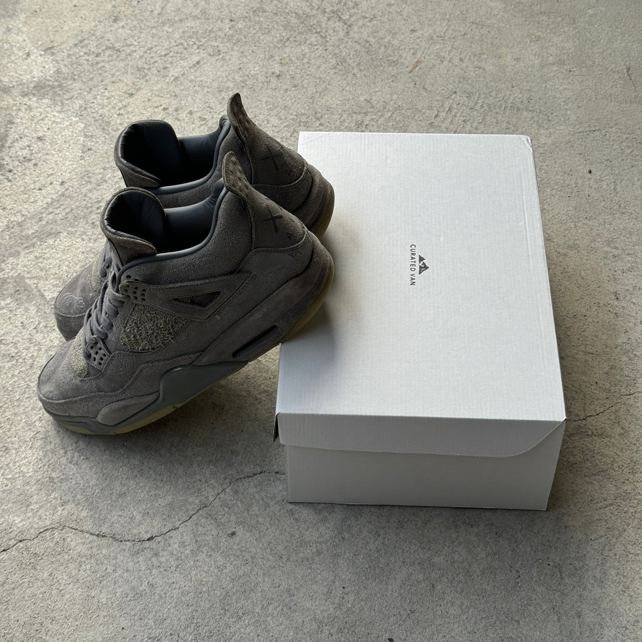10.5 US - JORDAN 4 KAWS GREY 2017
