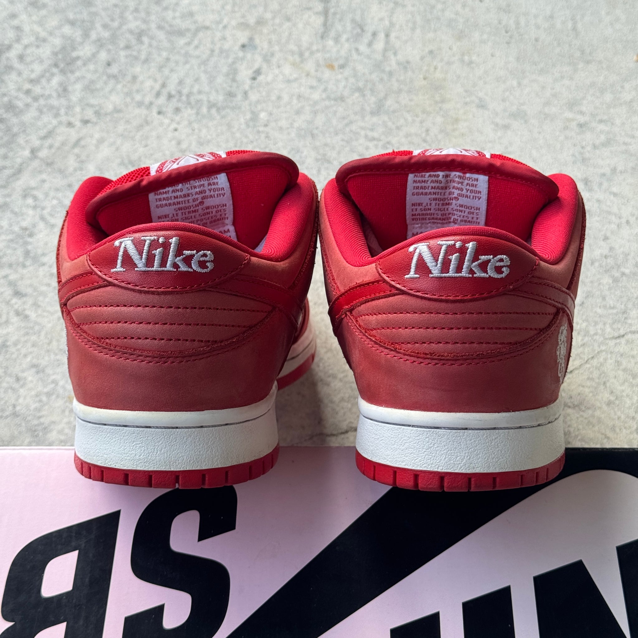 9.5 US - NIKE SB DUNK LOW GIRLS DONT CRY W BOX 2017