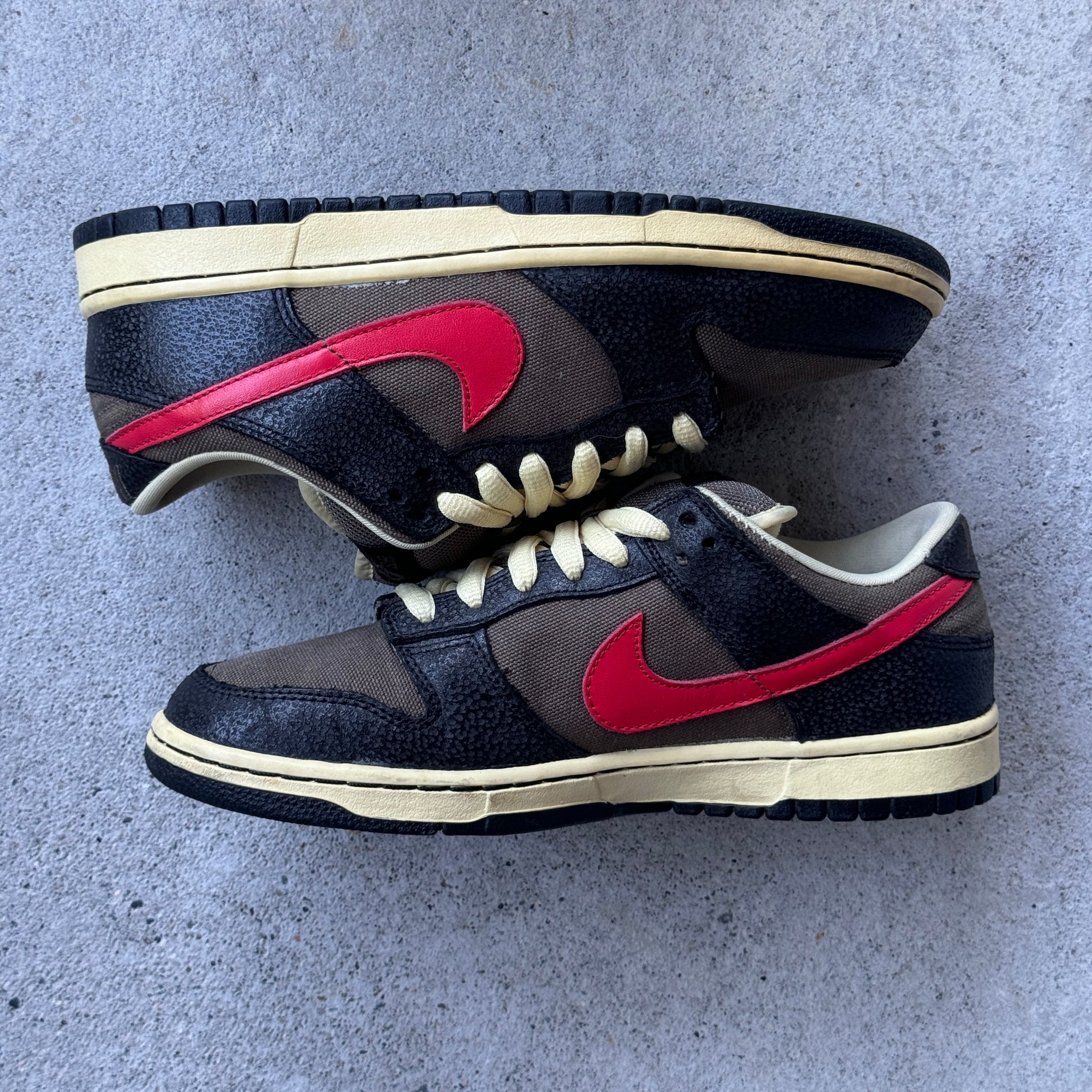 7.5 US - NIKE SB DUNK LOW BLACK ATOM RED W BOX 2008