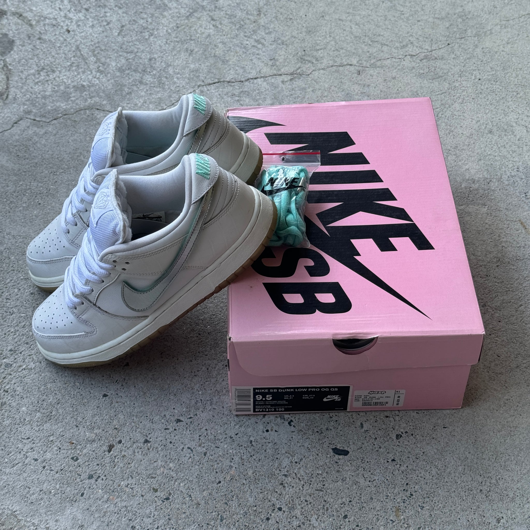 9.5 US - NIKE SB DUNK LOW WHITE DIAMOND W BOX 2018