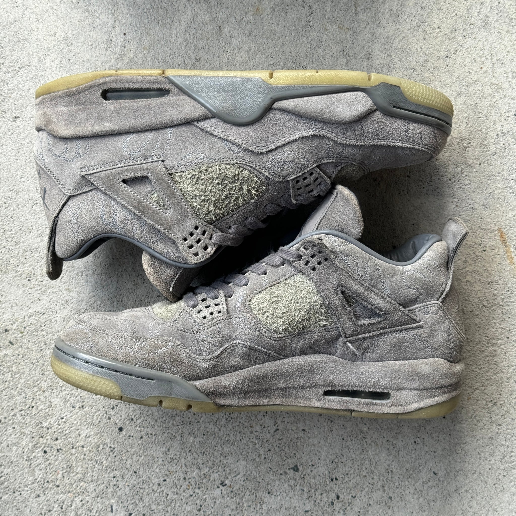 10.5 US - JORDAN 4 KAWS GREY 2017