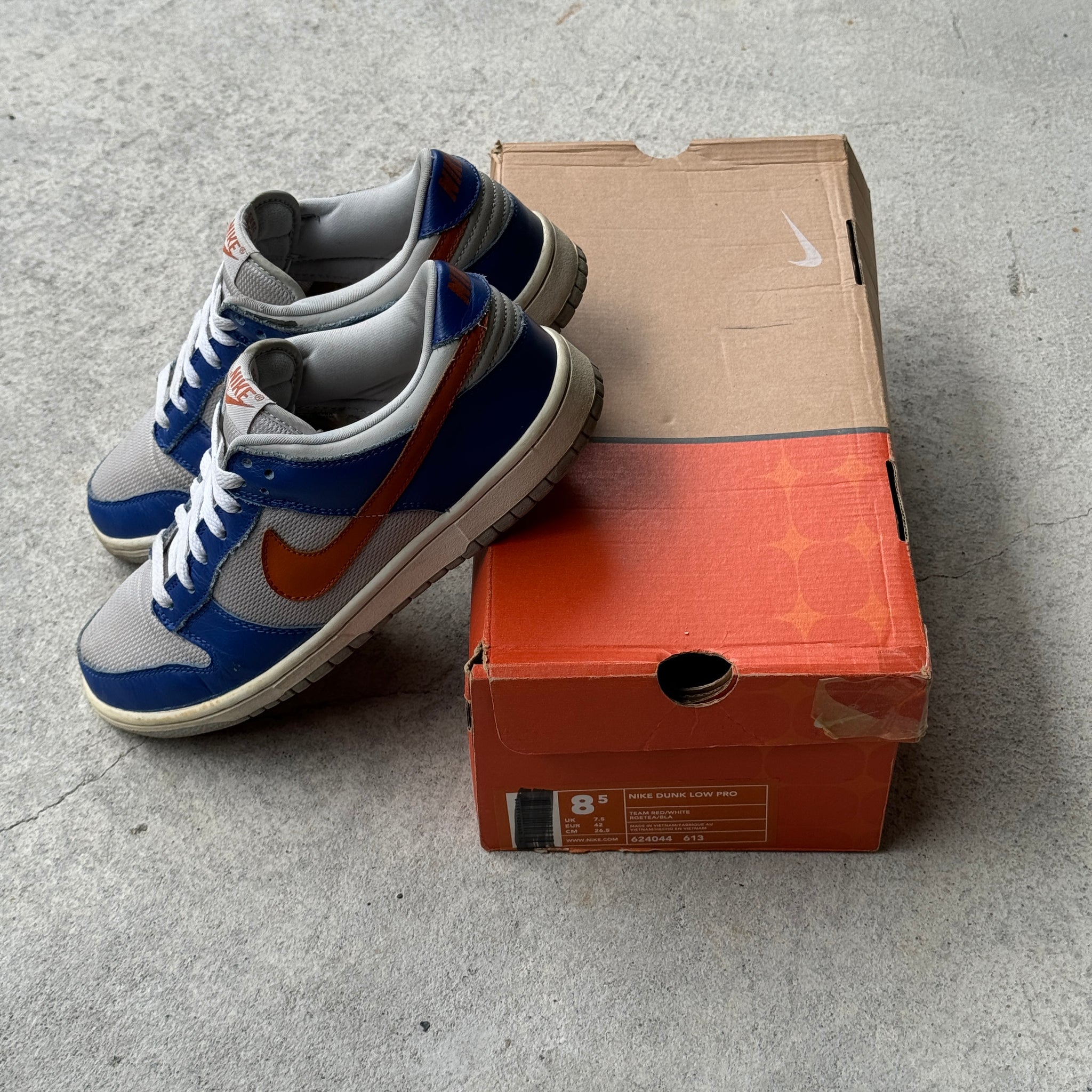8.5 US - NIKE DUNK LOW "KNICKS" W BOX 2003