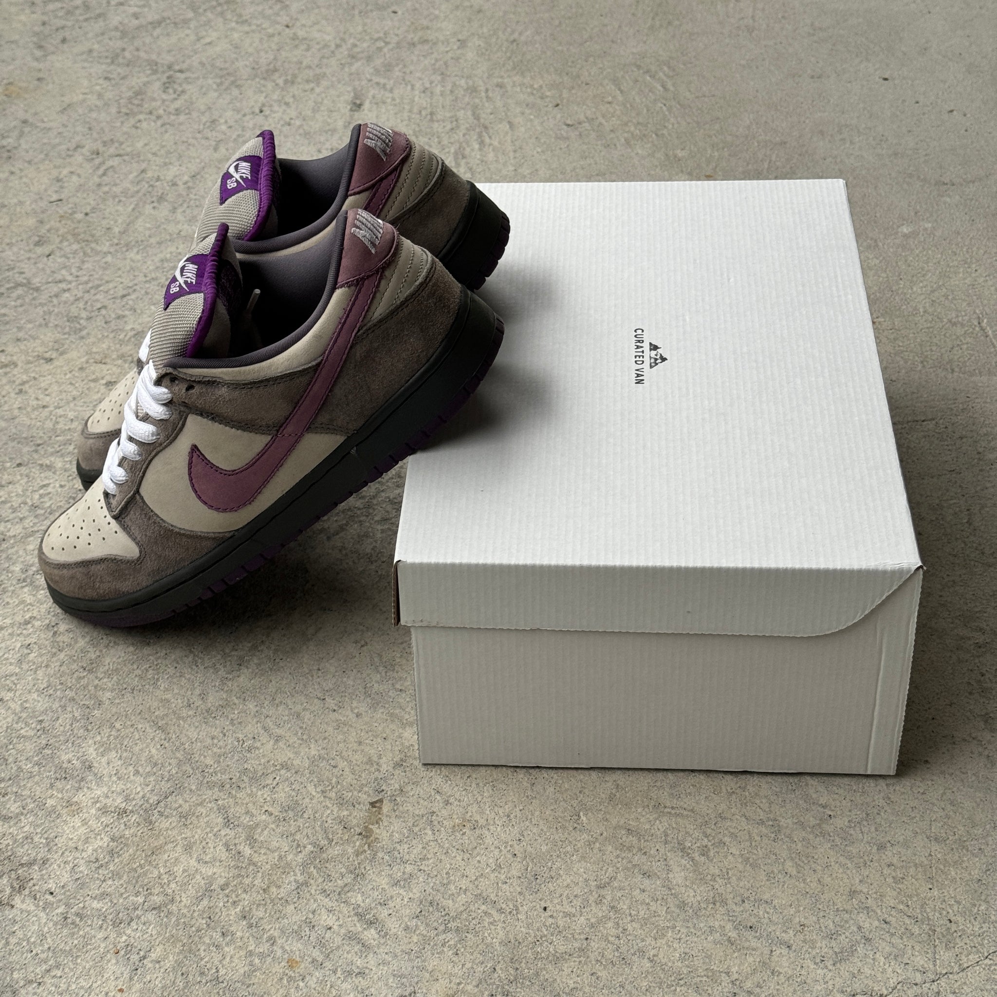 9.5 US - NIKE SB DUNK LOW PURPLE PIGEON 2006