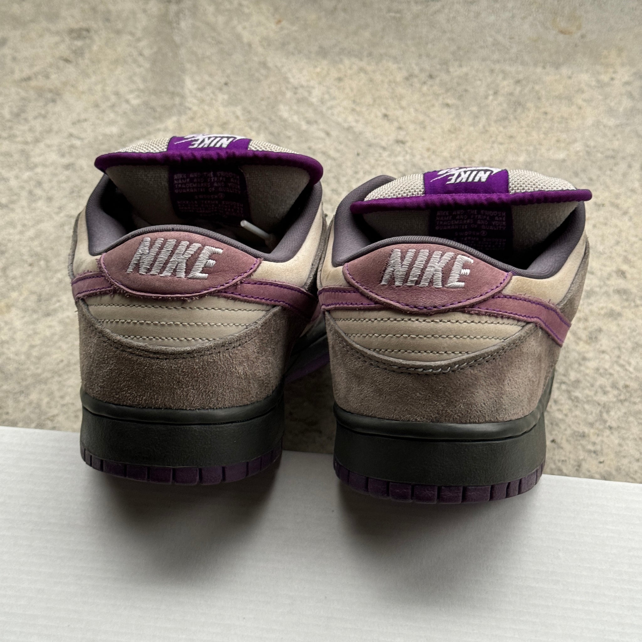 9.5 US - NIKE SB DUNK LOW PURPLE PIGEON 2006