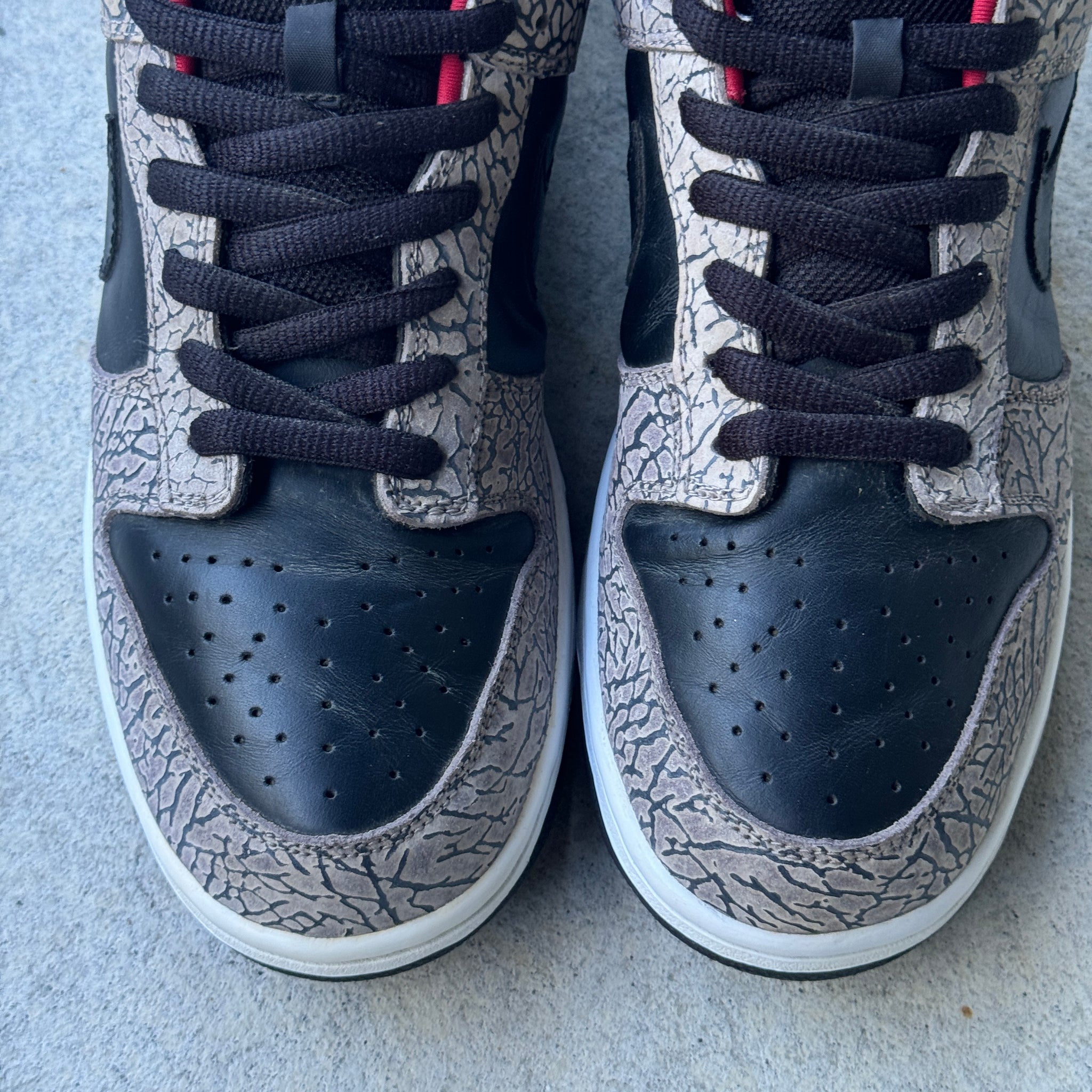 11.5 US - NIKE SB DUNK LOW SUPREME BLACK CEMENT 2002