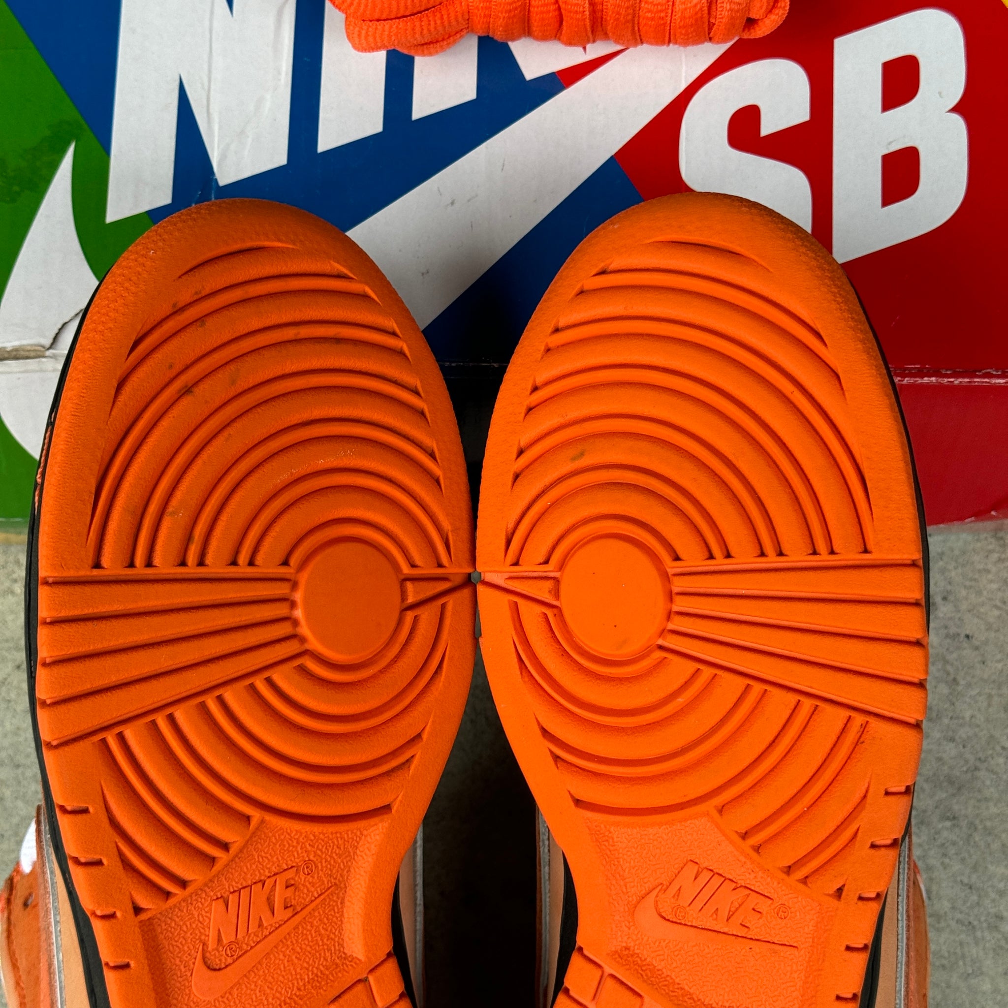 7.5 US - NIKE SB DUNK LOW ORANGE LOBSTER W BOX 2022