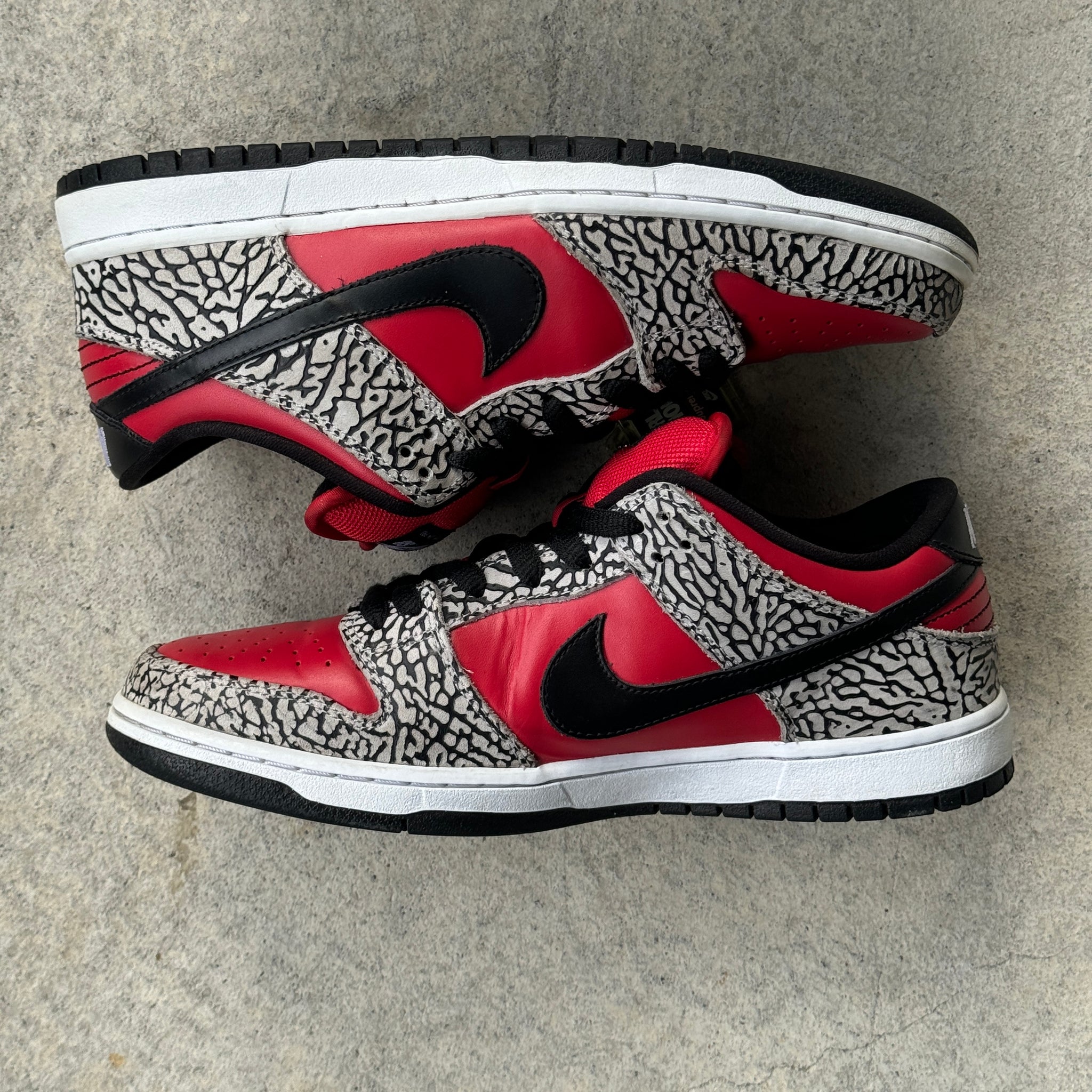 9.5 US - NIKE SB DUNK LOW SUPREME RED CEMENT W BOX 2012