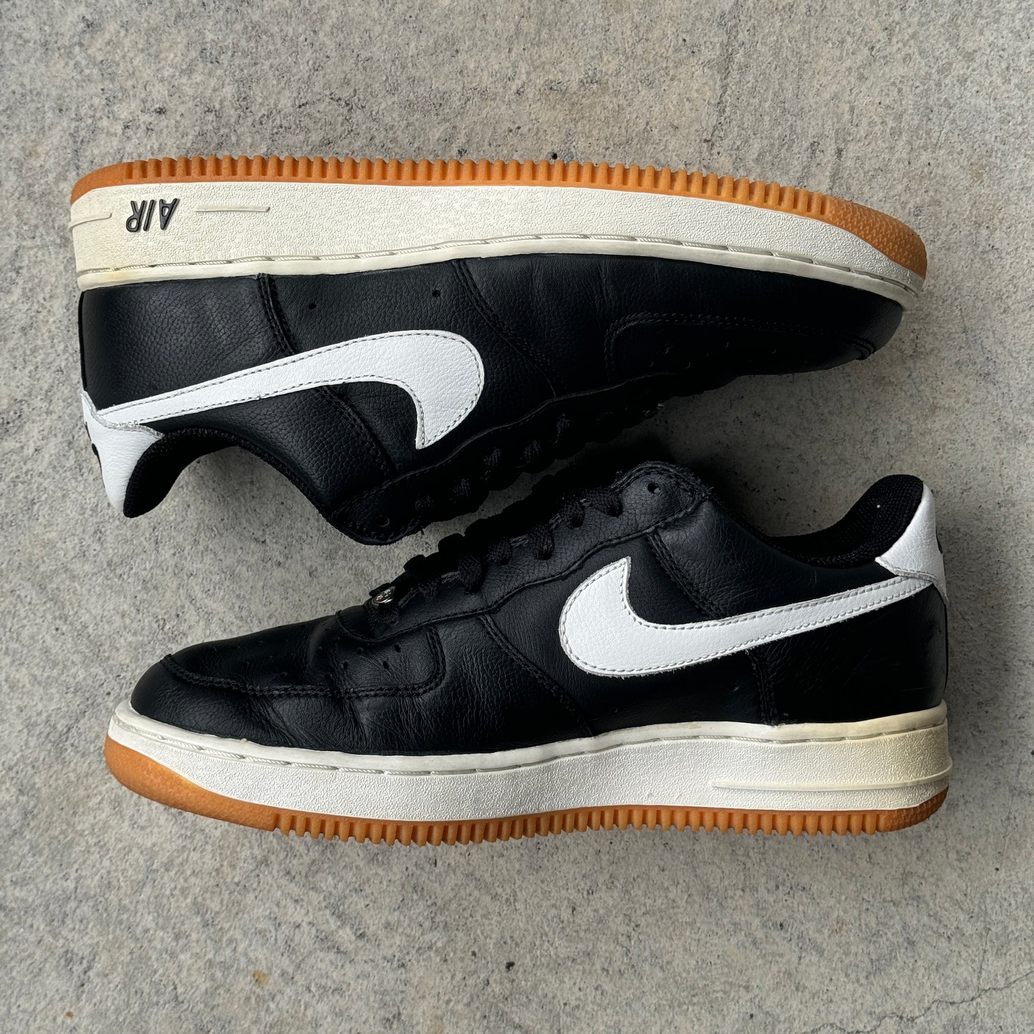 9.5 US NIKE AIR FORCE 1 COURIR 2002 curatedvan