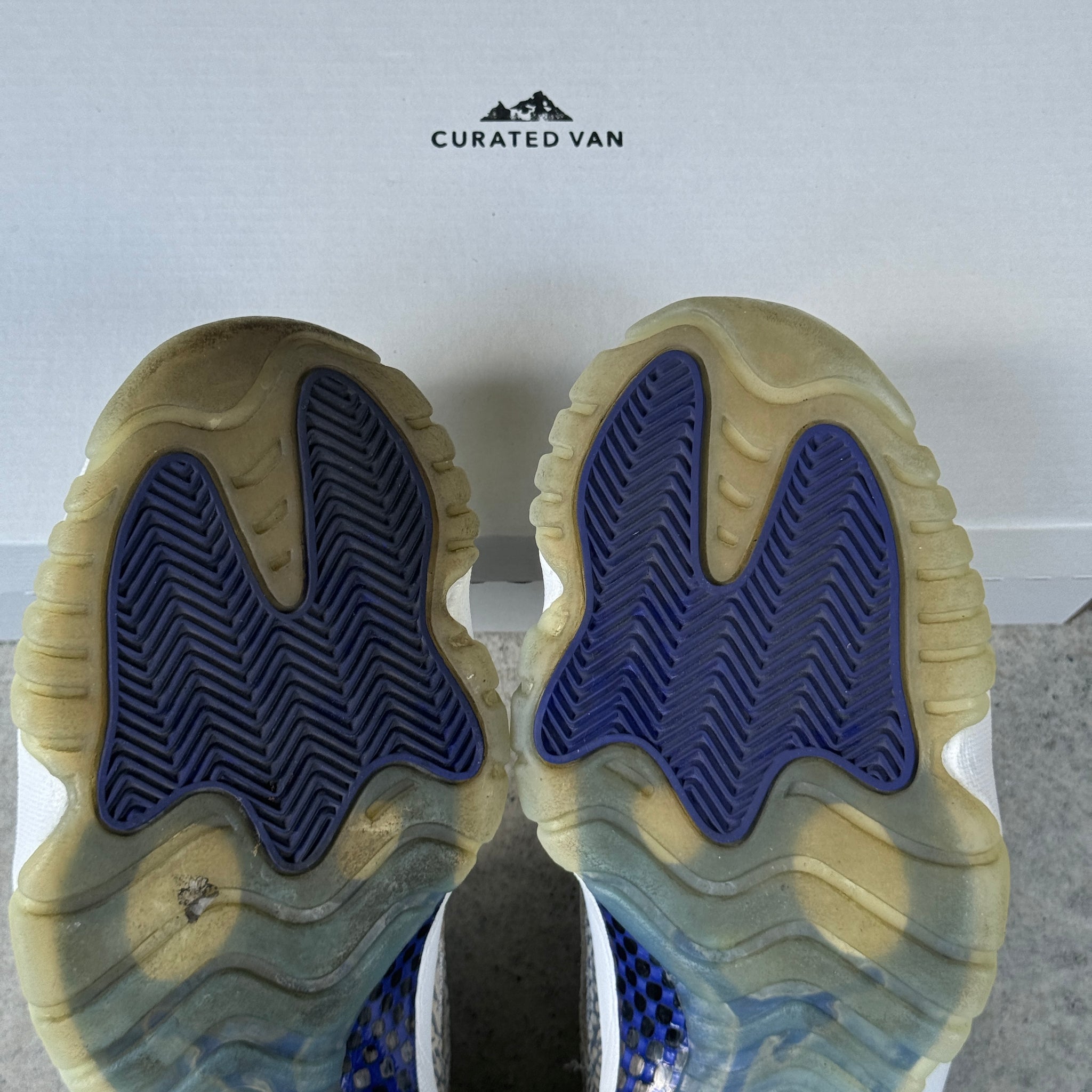 9.5 US - JORDAN 11 LOW COLBALT IE 2003