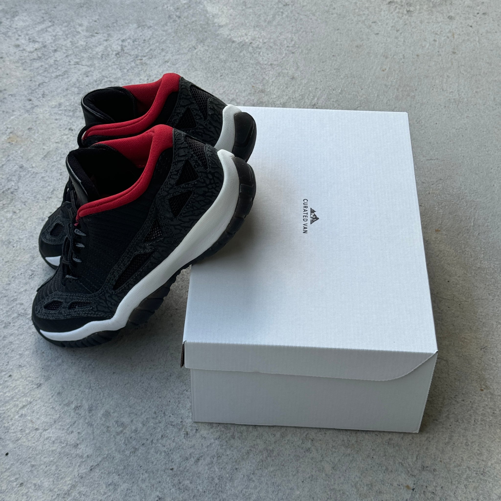 9.5 US - JORDAN 11 LOW BLACK RETRO IE 2003