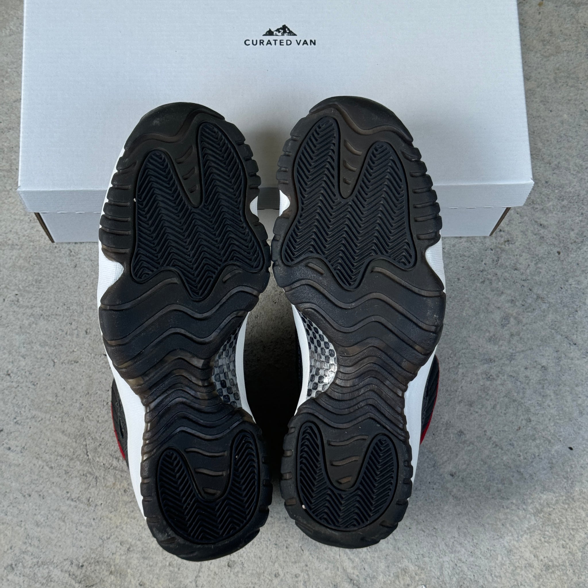 9.5 US - JORDAN 11 LOW BLACK RETRO IE 2003