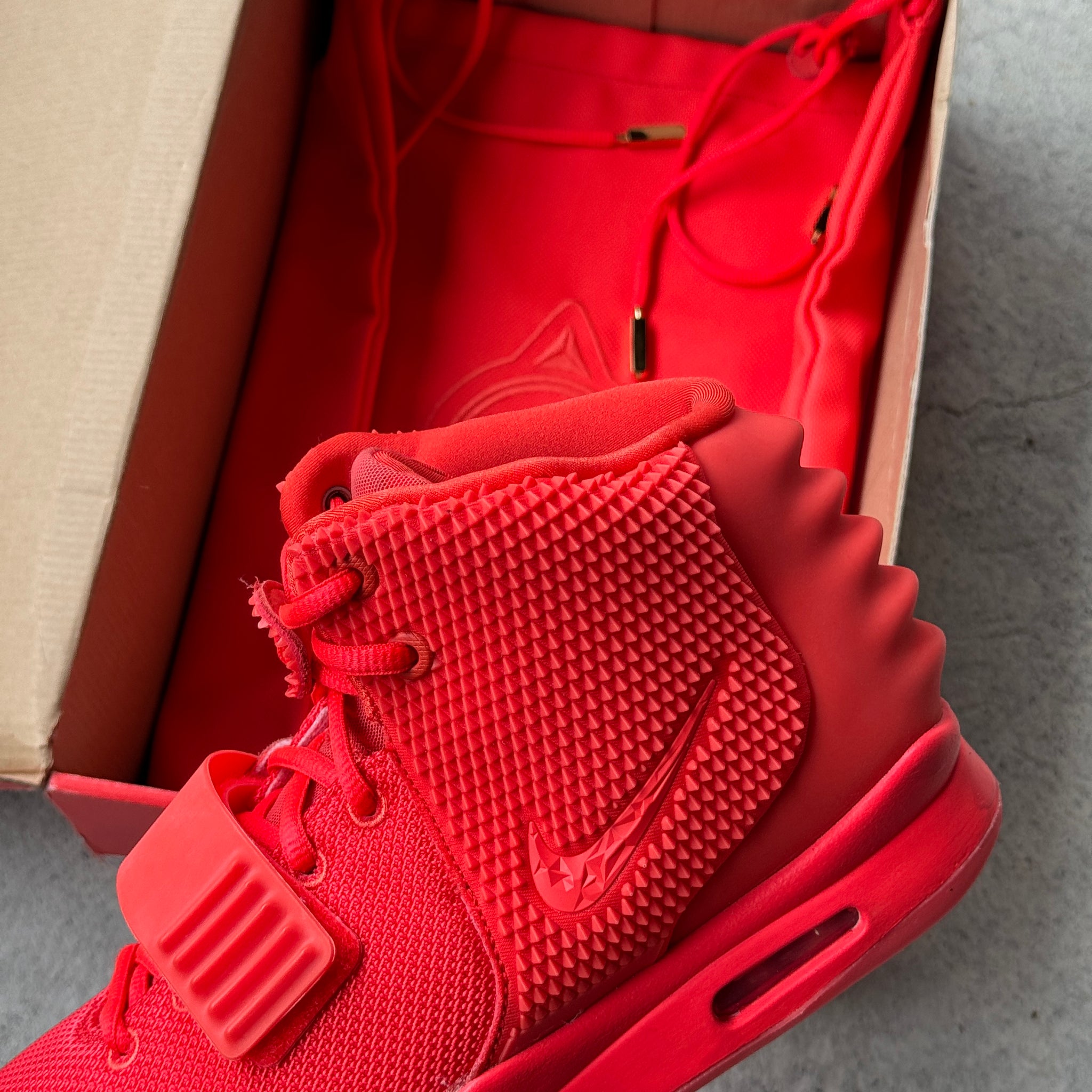 9 US - DS NIKE AIR YEEZY 2 RED OCTOBER W BOX 2014