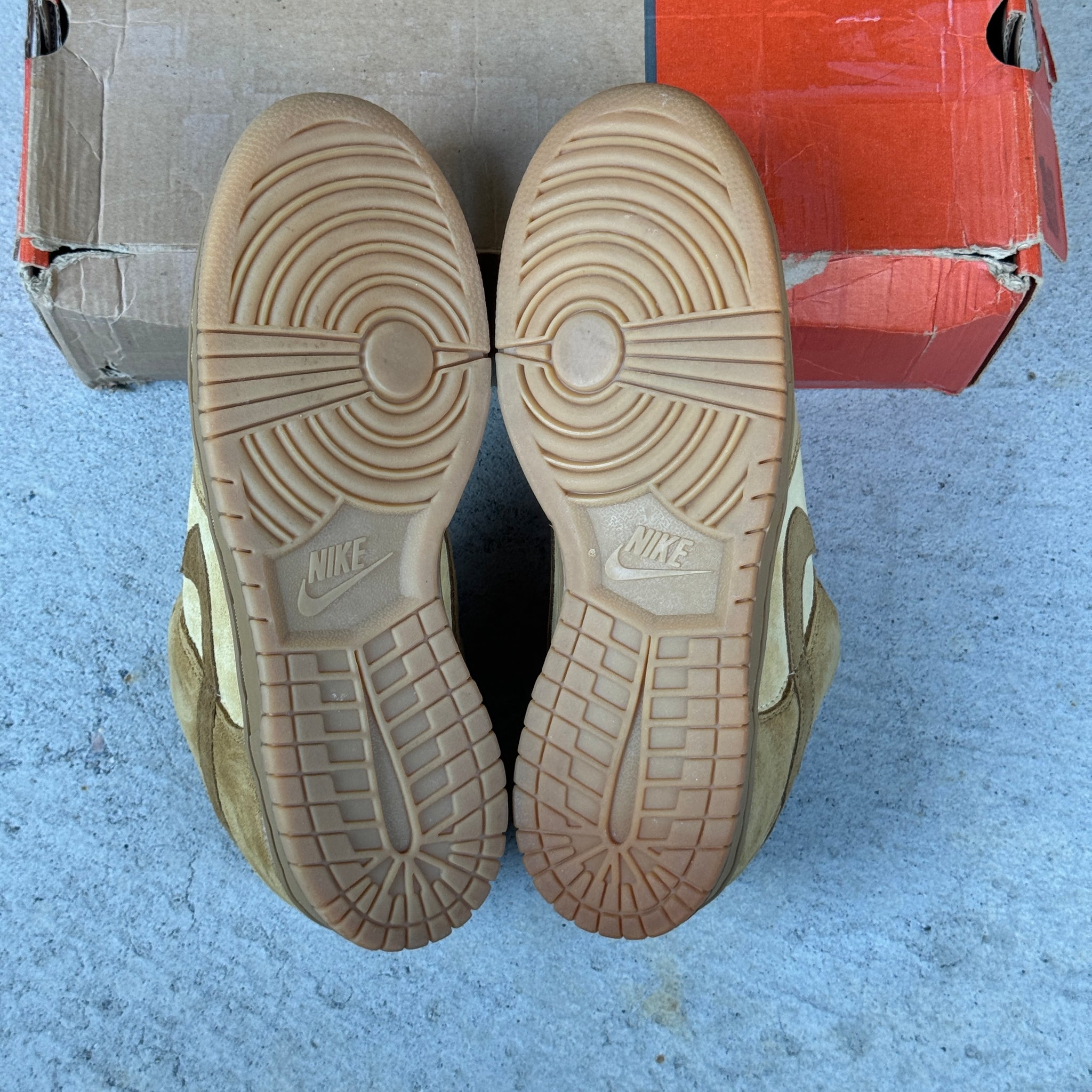 9.5 US - DS NIKE SB DUNK LOW WHEAT FORBES W BOX 2002