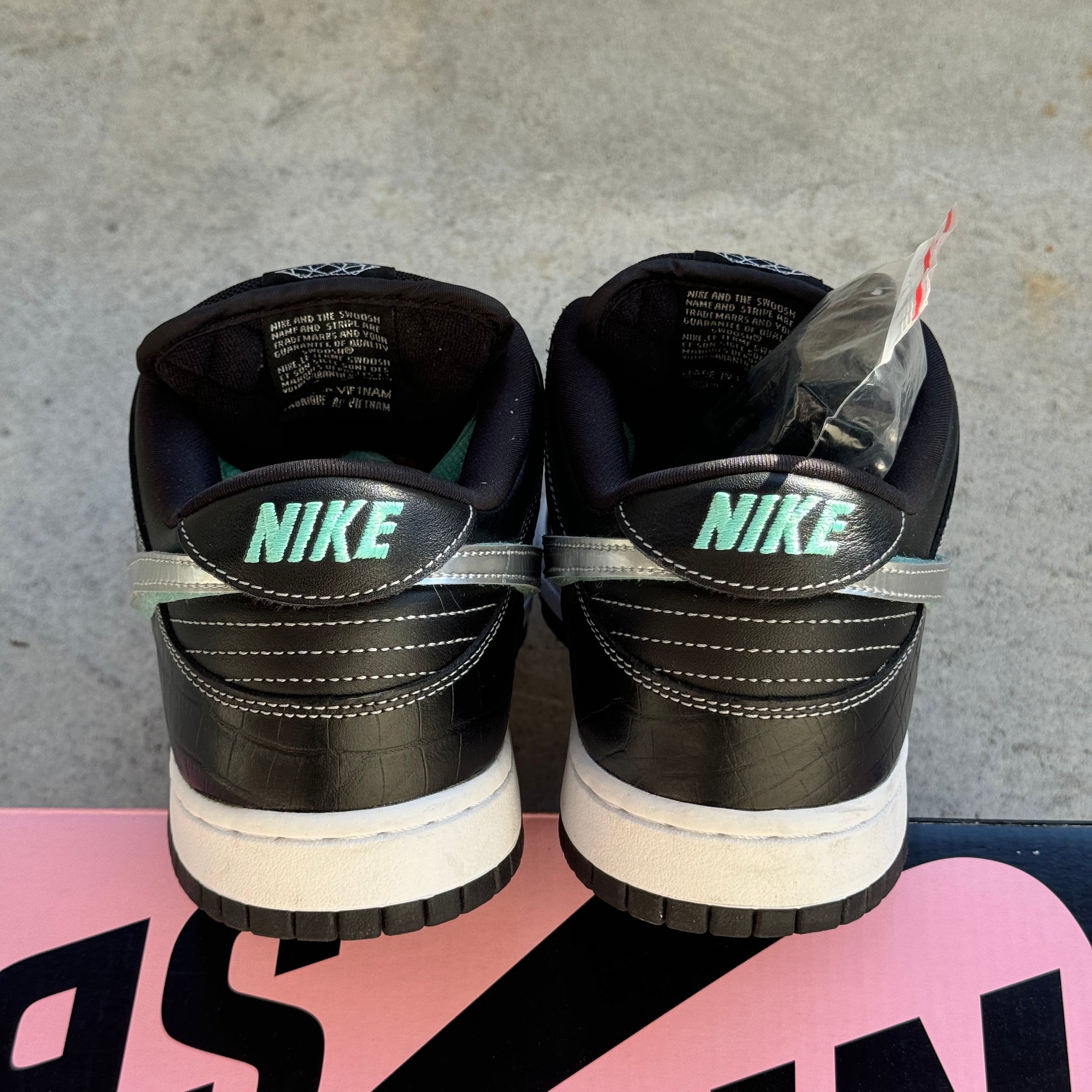 10.5 US - NIKE SB DUNK LOW BLACK DIAMOND W BOX 2018