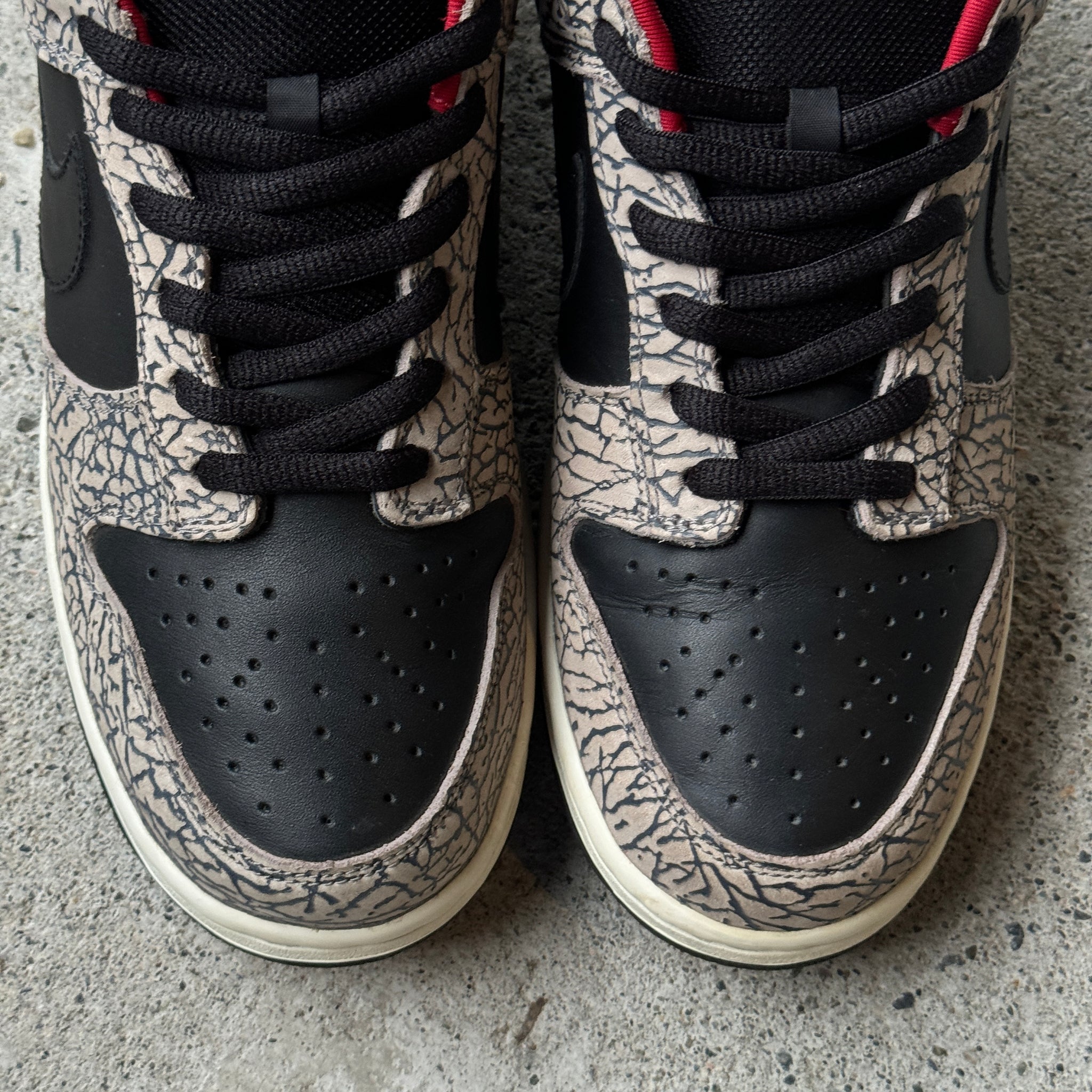 12 US - NIKE SB DUNK LOW SUPREME BLACK CEMENT