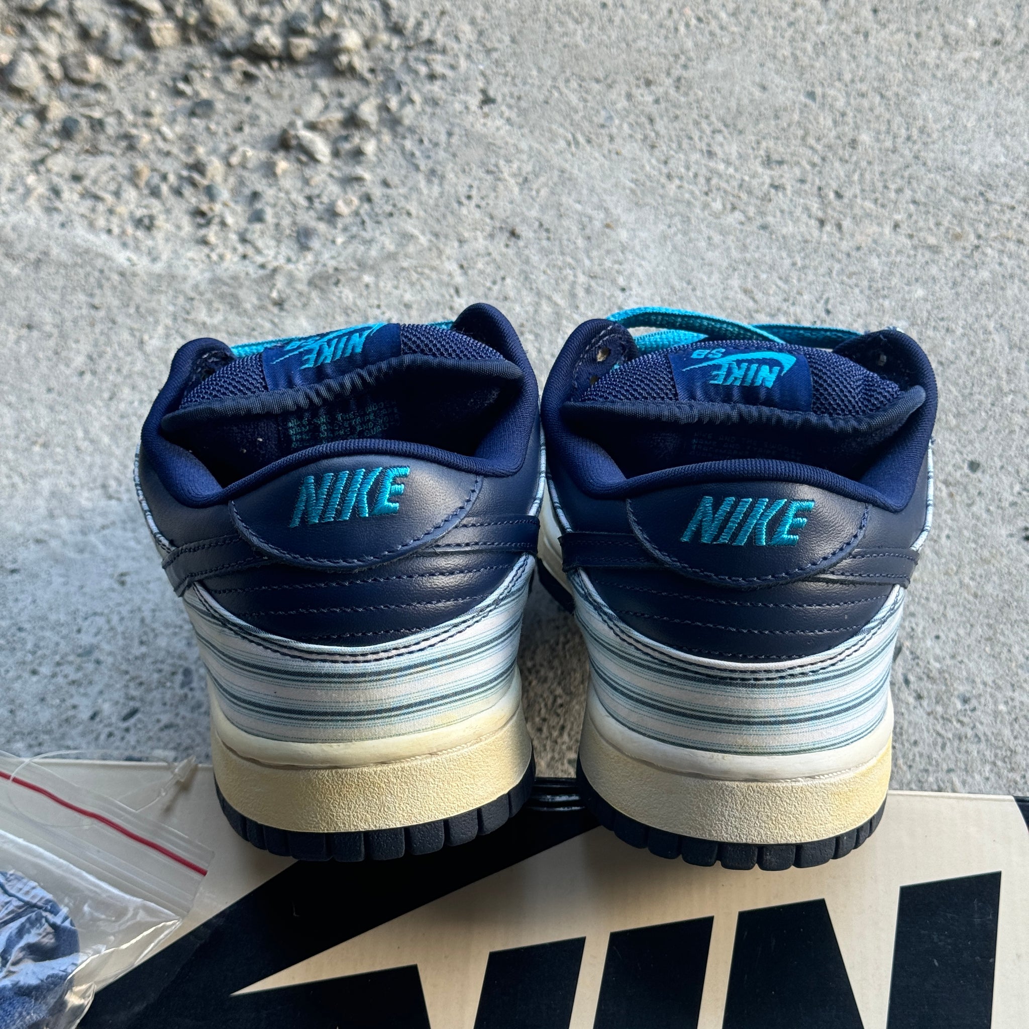 8 US - NIKE SB DUNK LOW BLUE AVENGER W BOX 2005