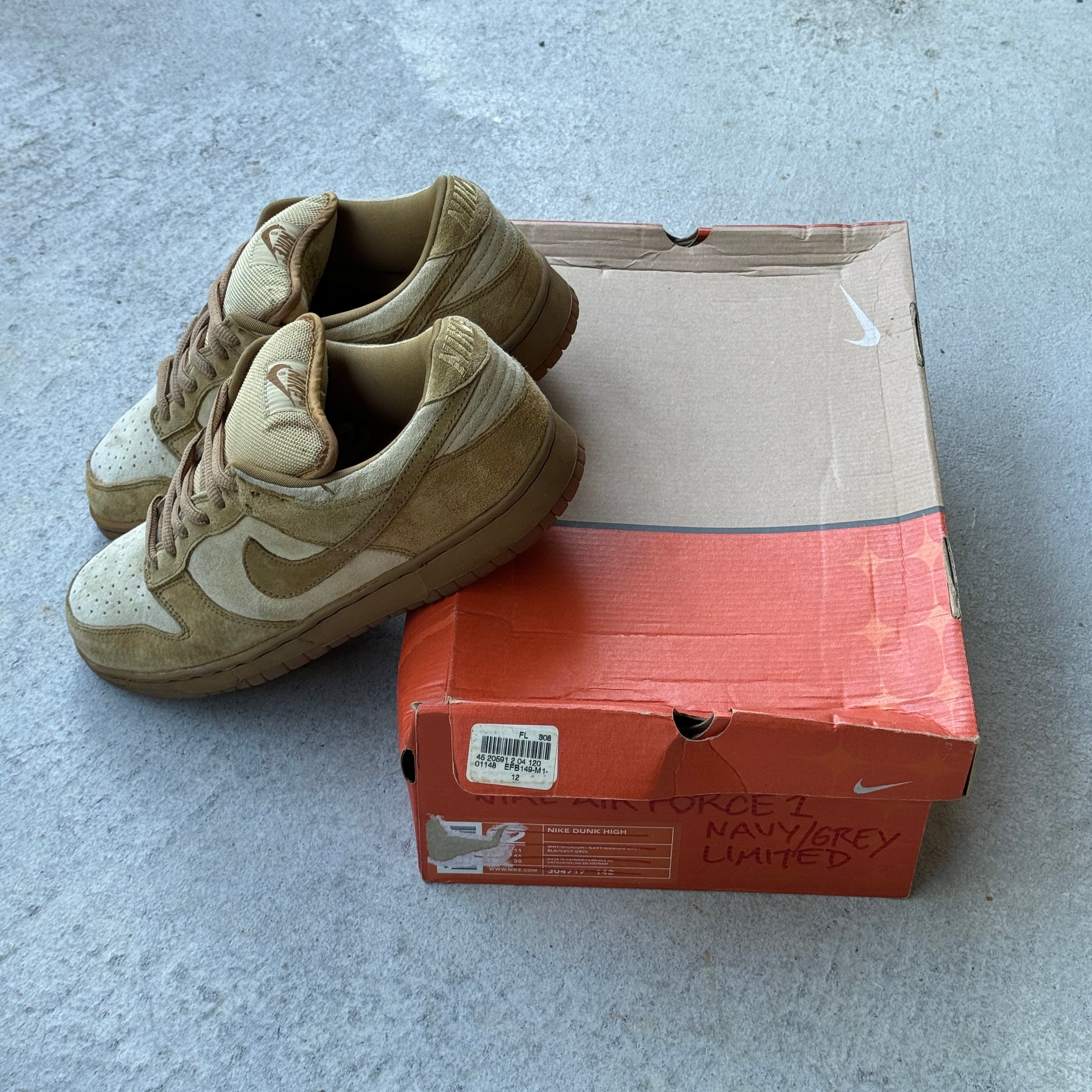 10.5 US - NIKE SB DUNK LOW WHEAT FORBES W BOX 2002